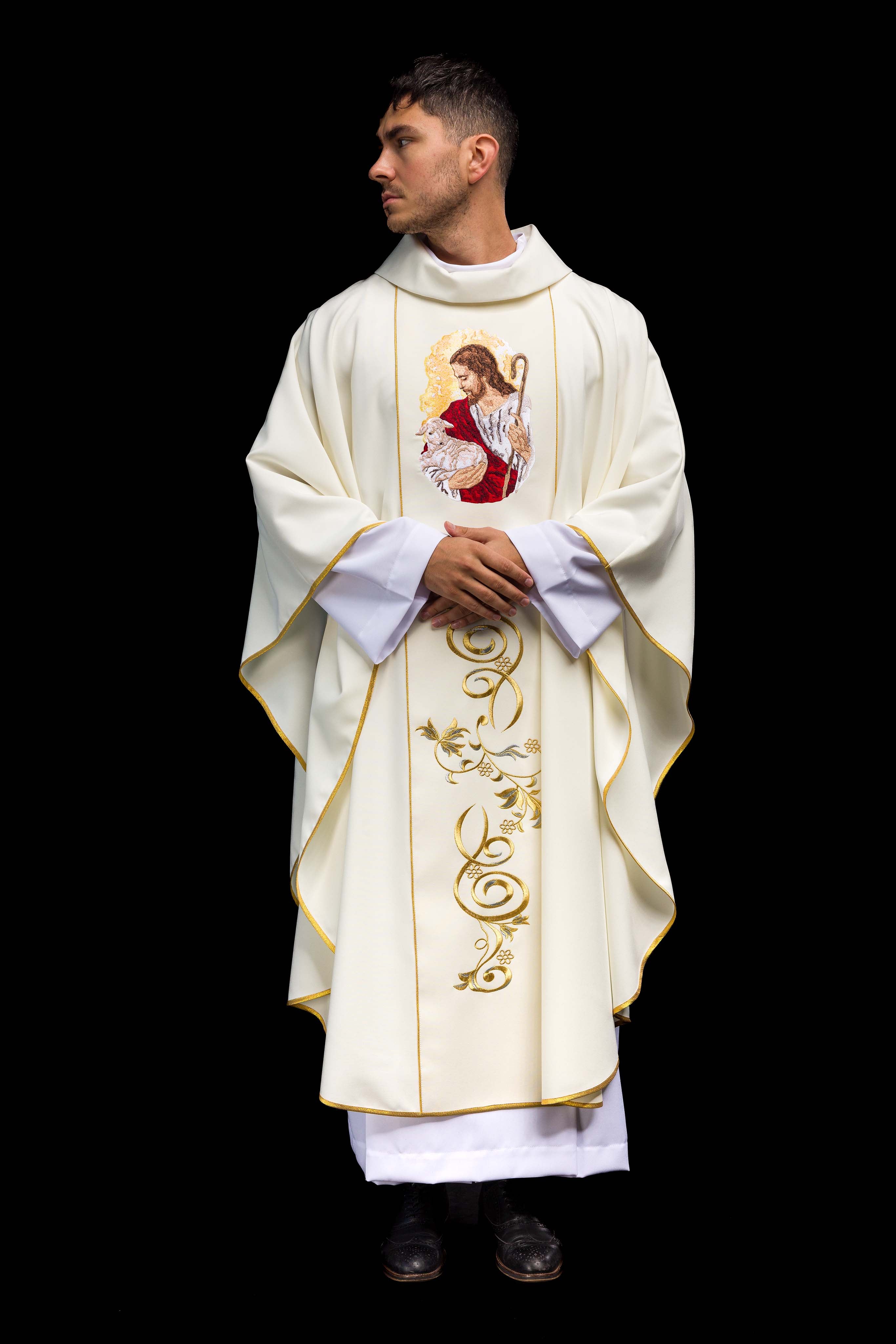 Chasuble élégante en écru avec l'image de Jésus le Bon Pasteur