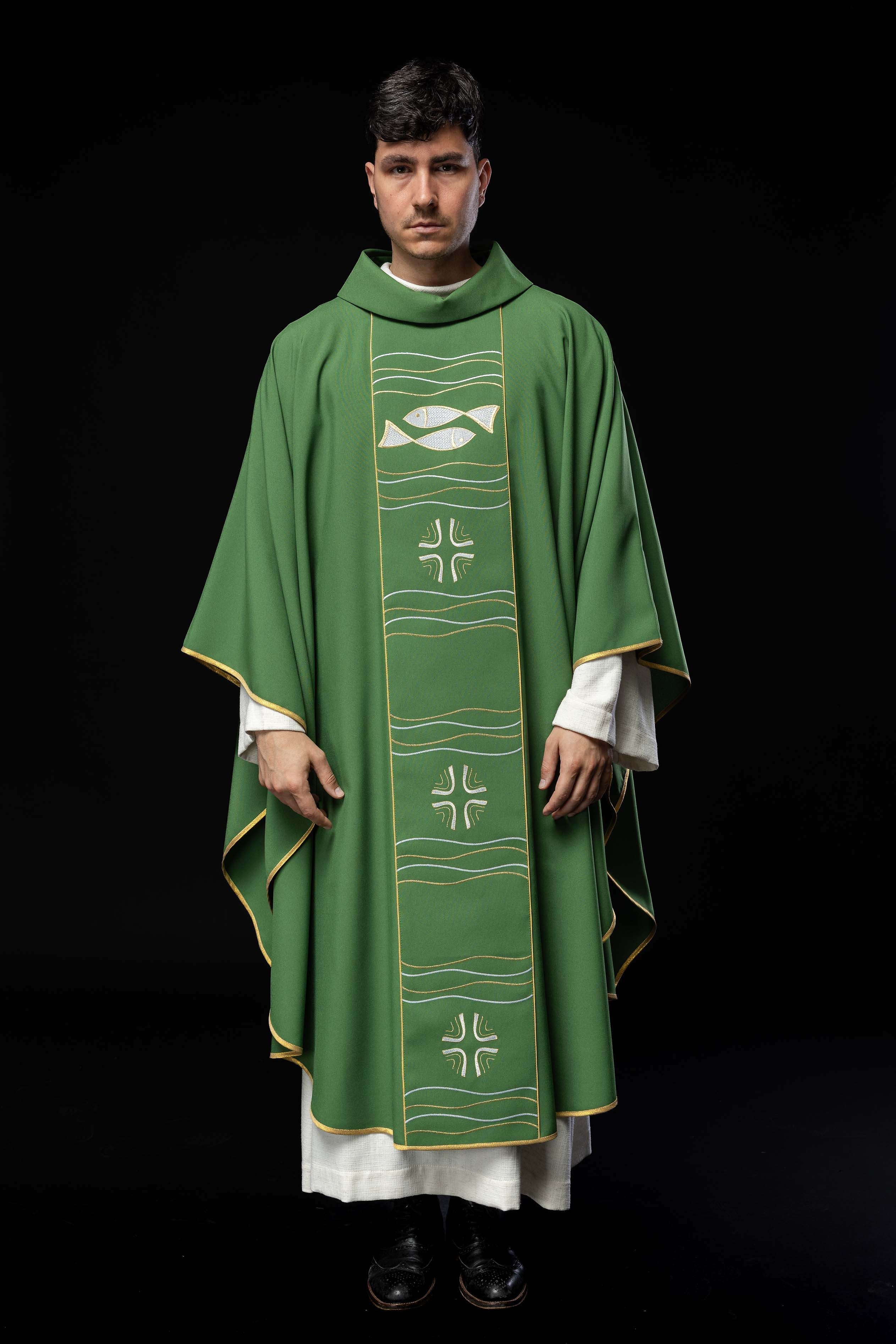 Chasuble verte avec broderie de la croix et du poisson