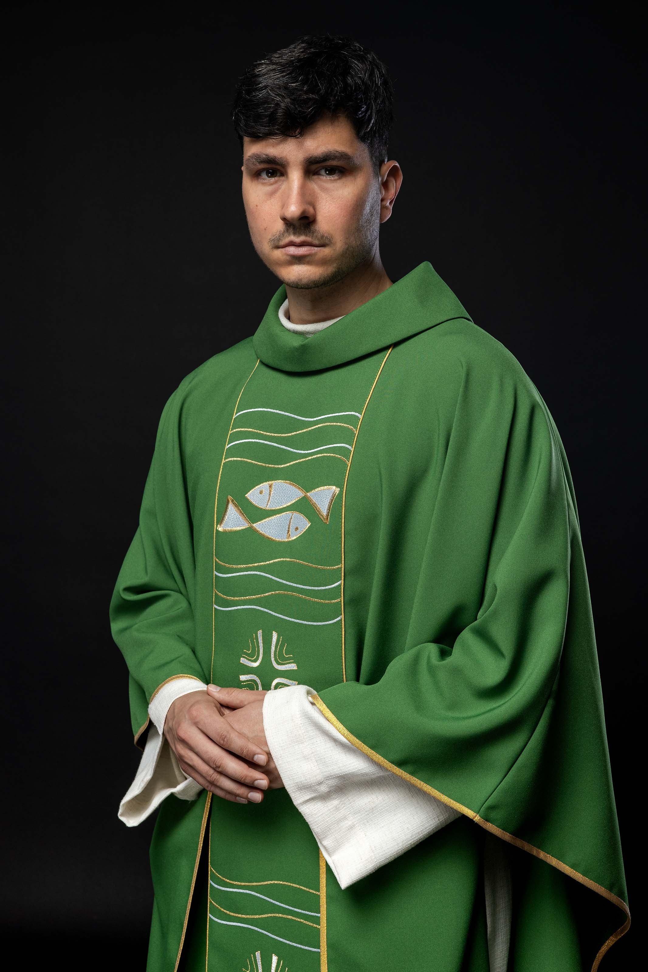 Chasuble verte avec broderie de la croix et du poisson