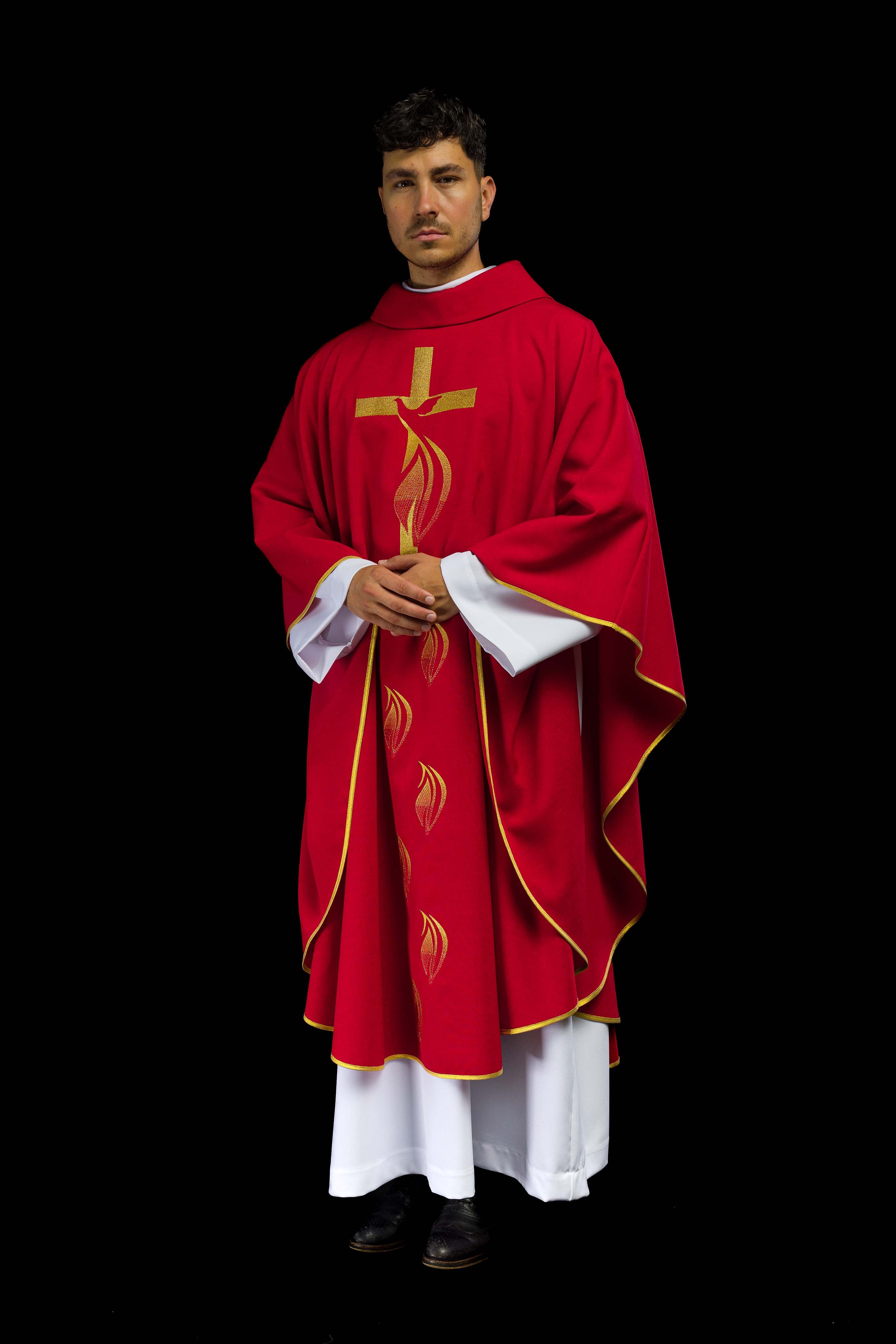 Chasuble rouge avec broderie du Saint-Esprit