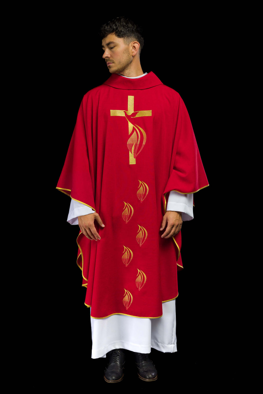 Chasuble rouge avec broderie du Saint-Esprit