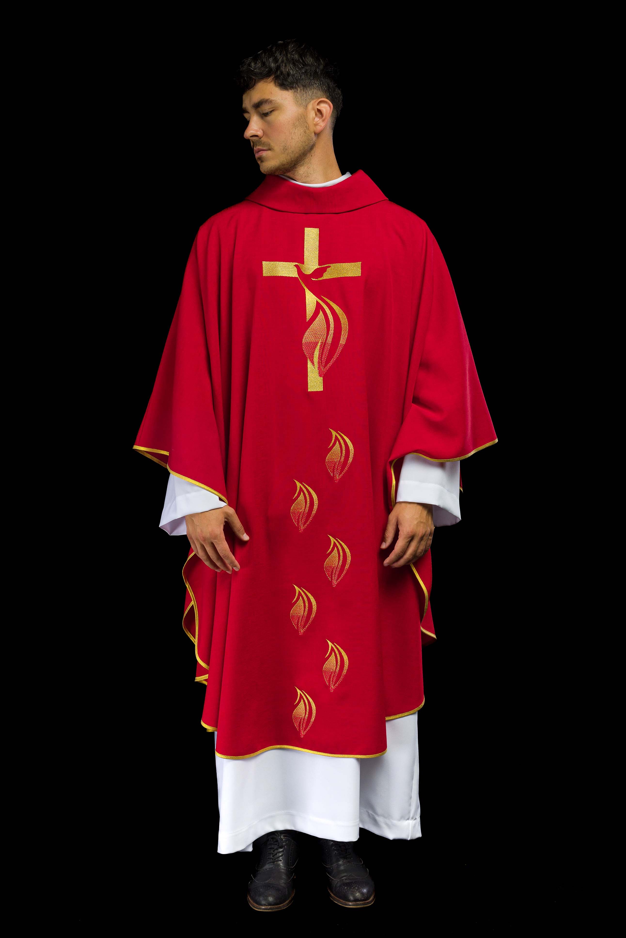Chasuble rouge avec broderie du Saint-Esprit