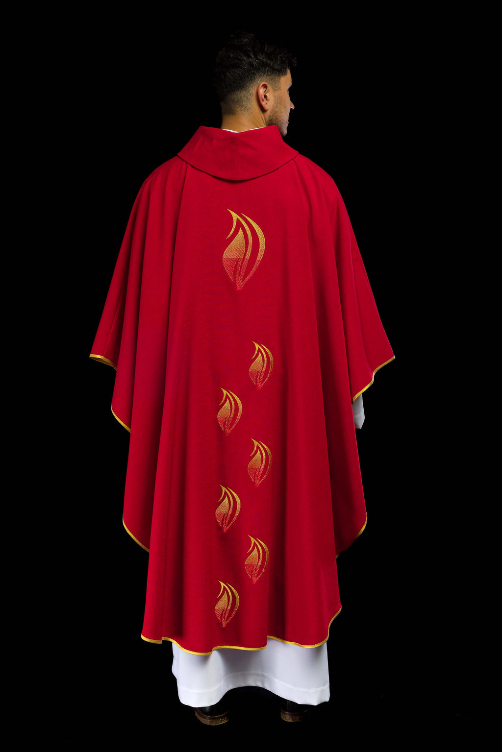 Chasuble rouge avec broderie du Saint-Esprit