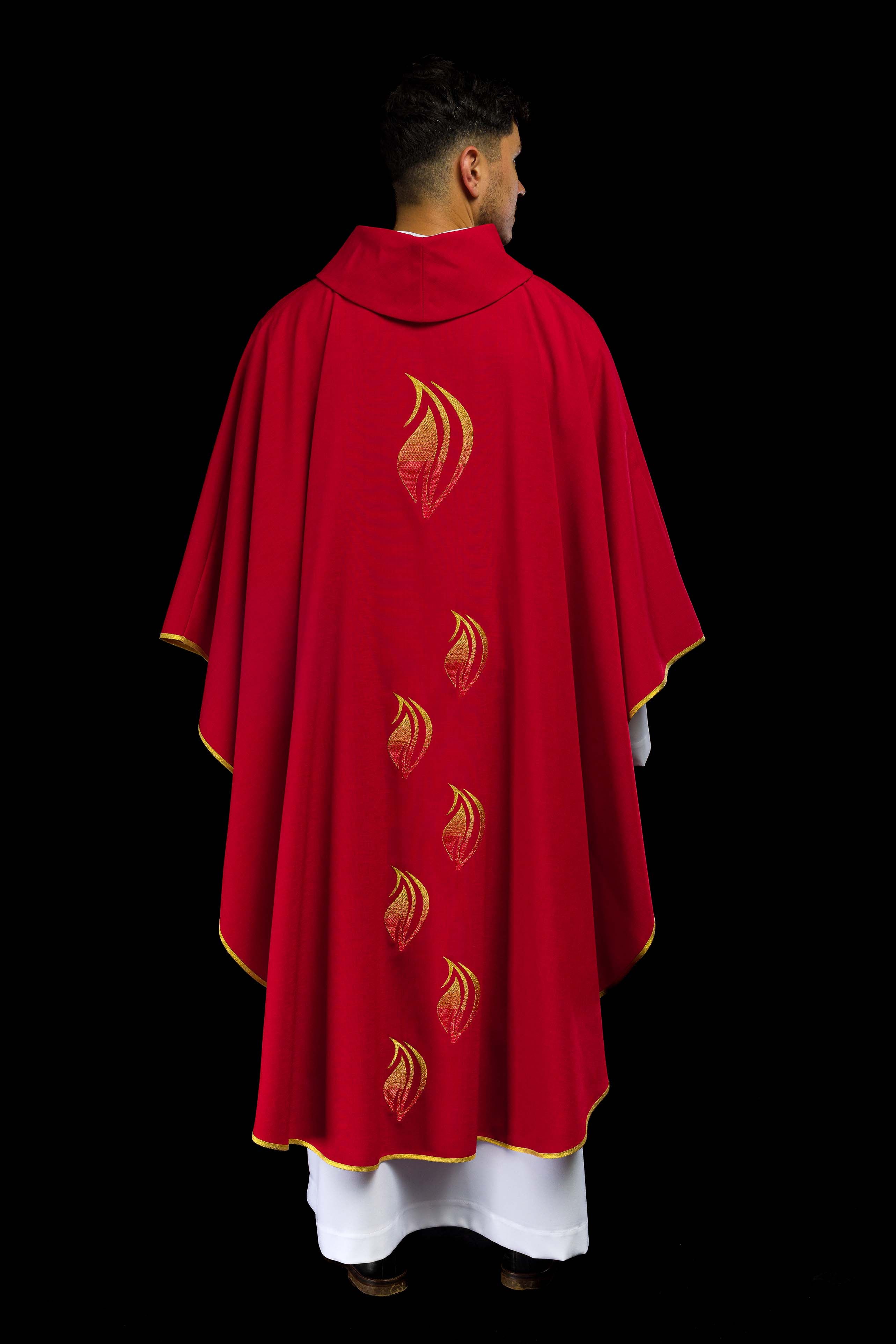 Chasuble rouge avec broderie du Saint-Esprit