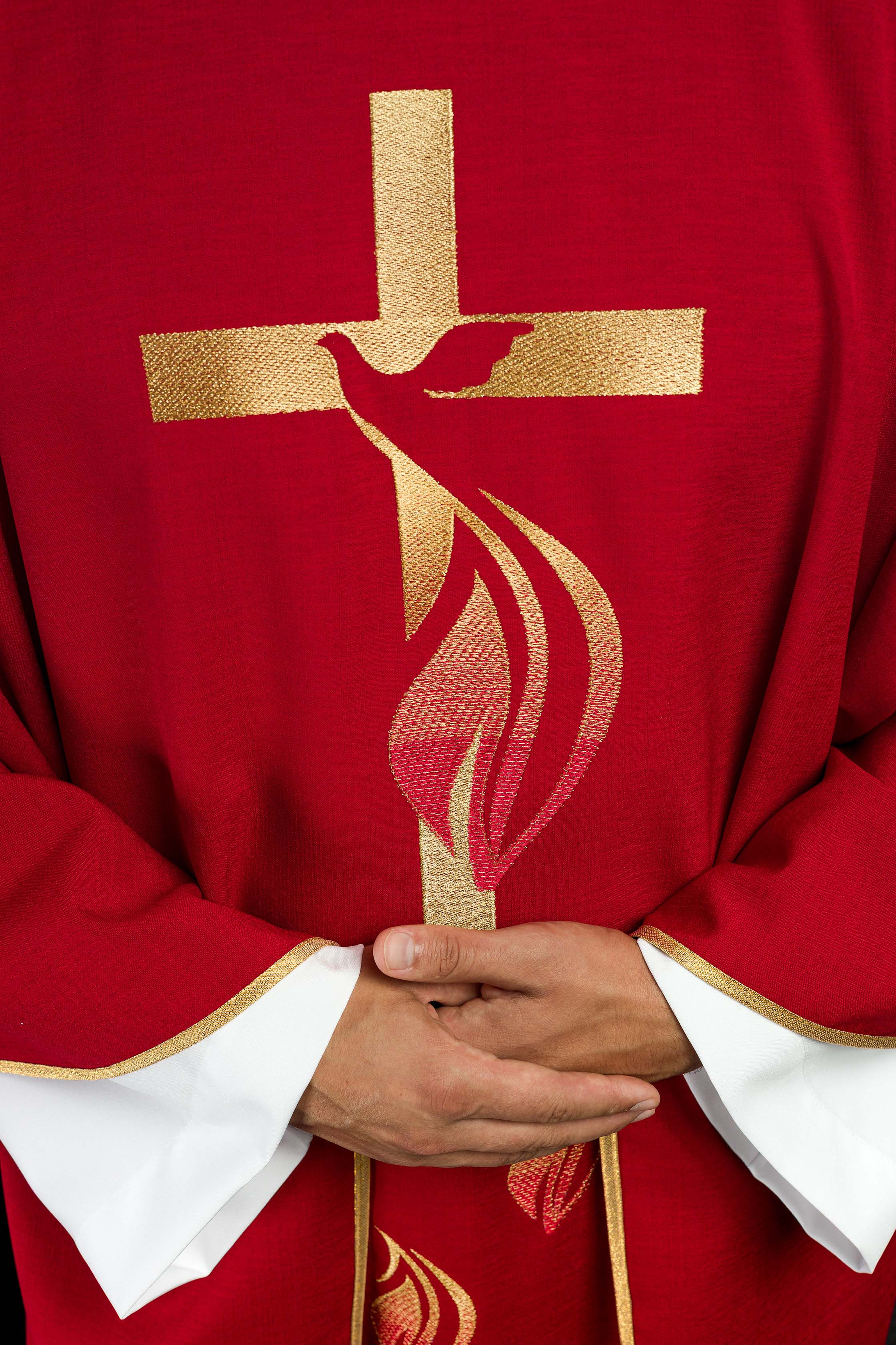Chasuble rouge avec broderie du Saint-Esprit