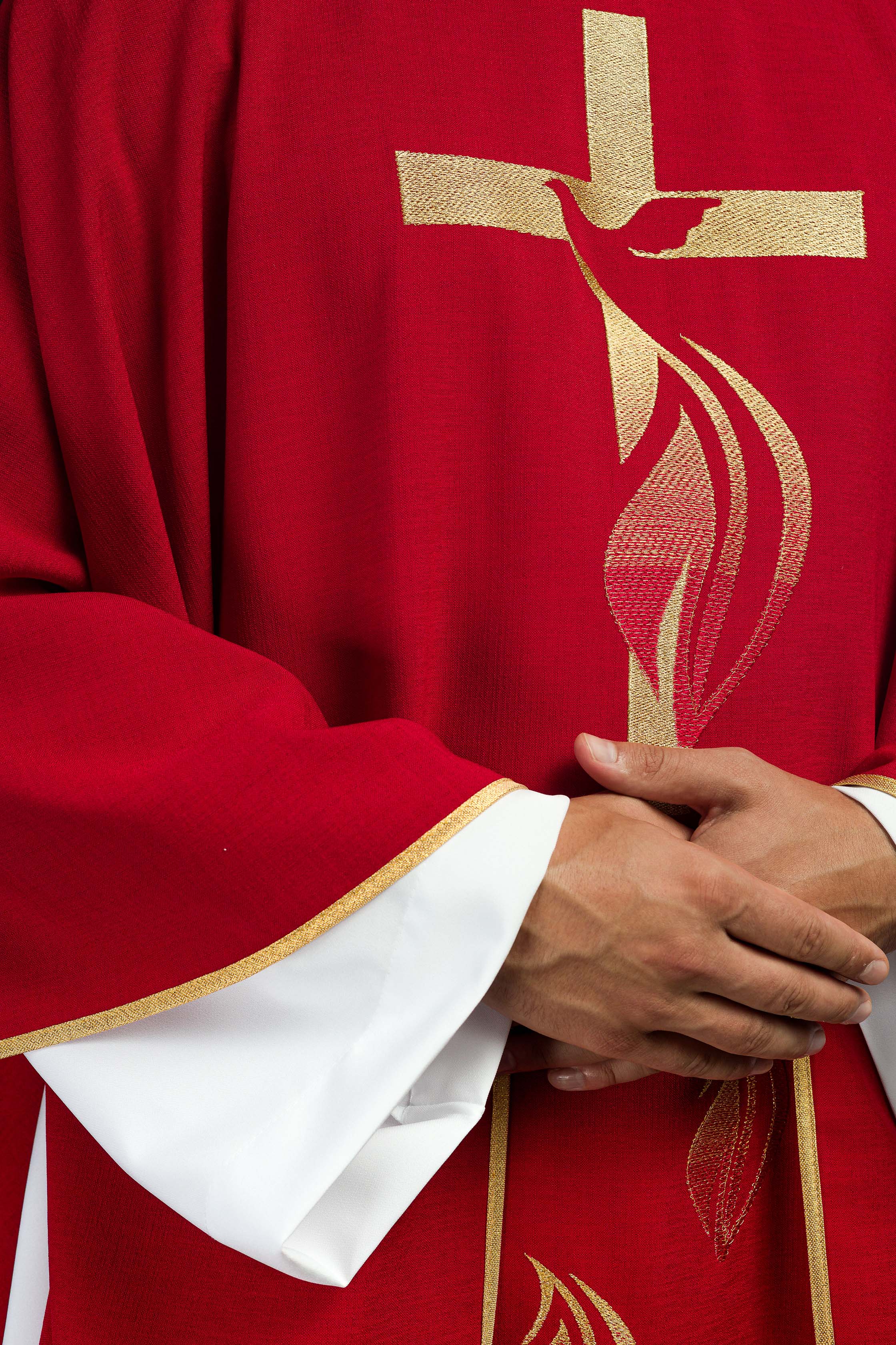 Chasuble rouge avec broderie du Saint-Esprit