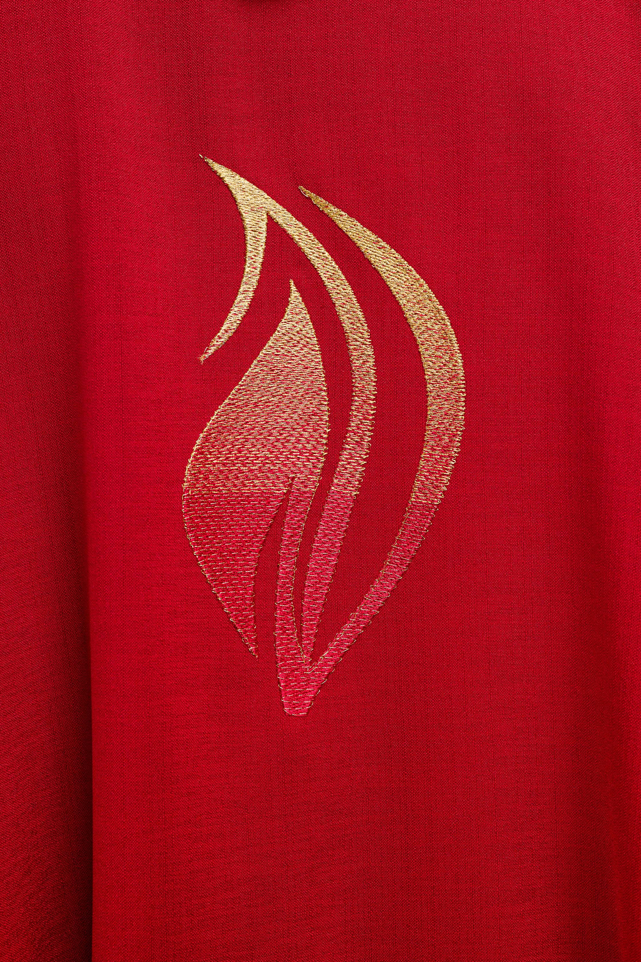 Chasuble rouge avec broderie du Saint-Esprit