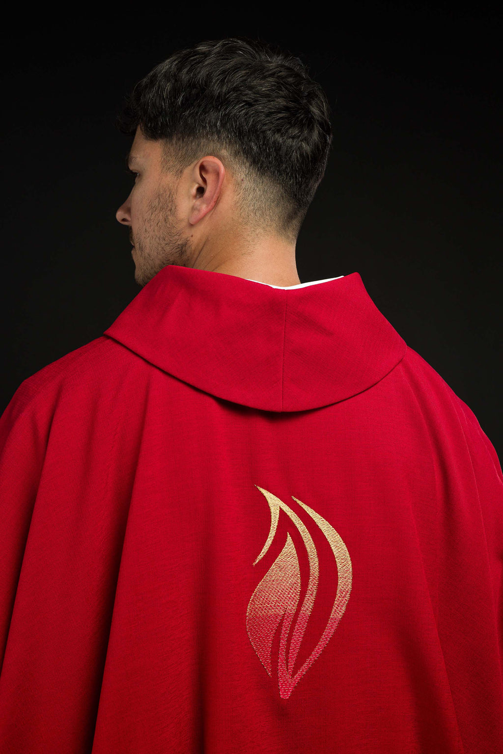 Chasuble rouge avec broderie du Saint-Esprit