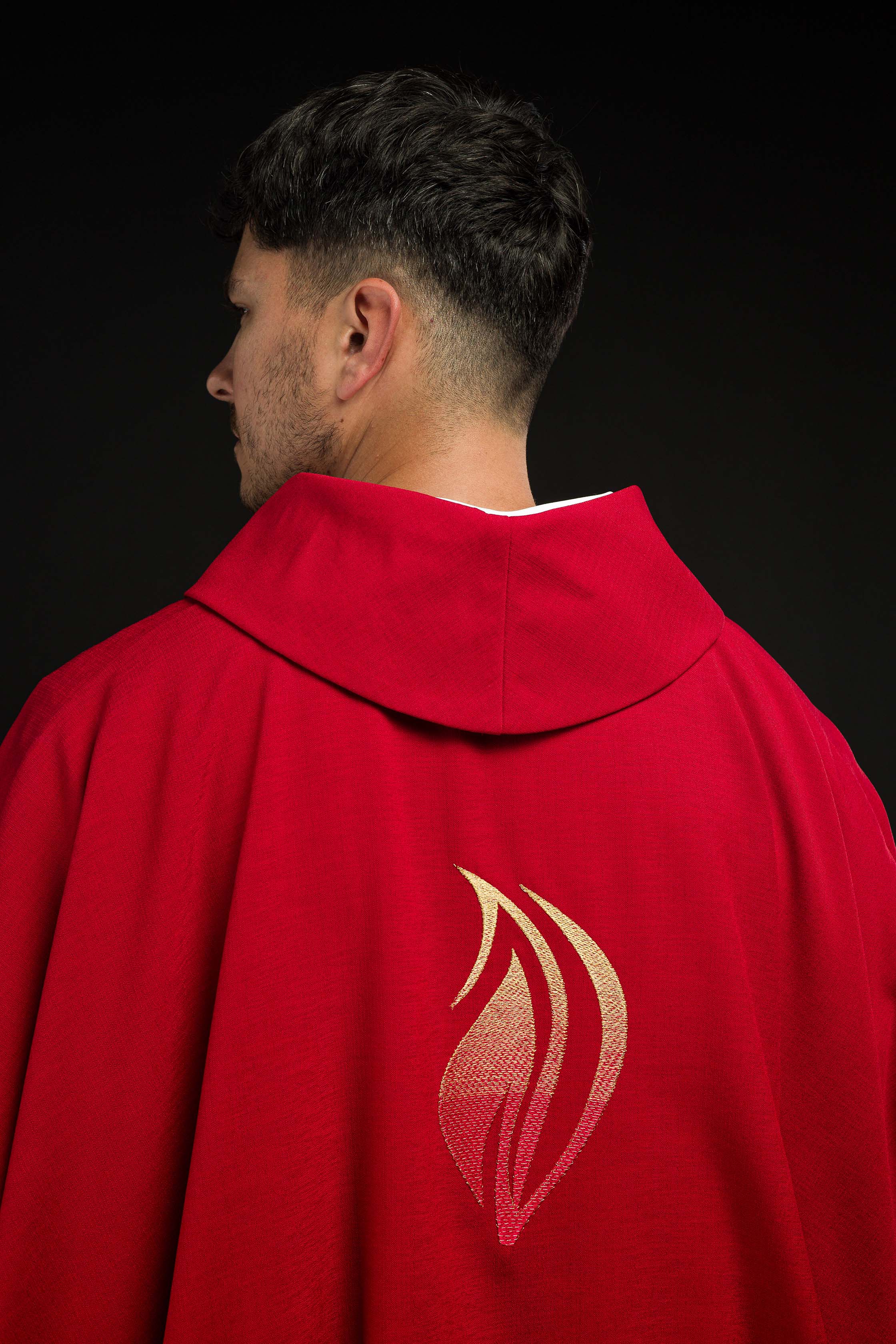 Chasuble rouge avec broderie du Saint-Esprit