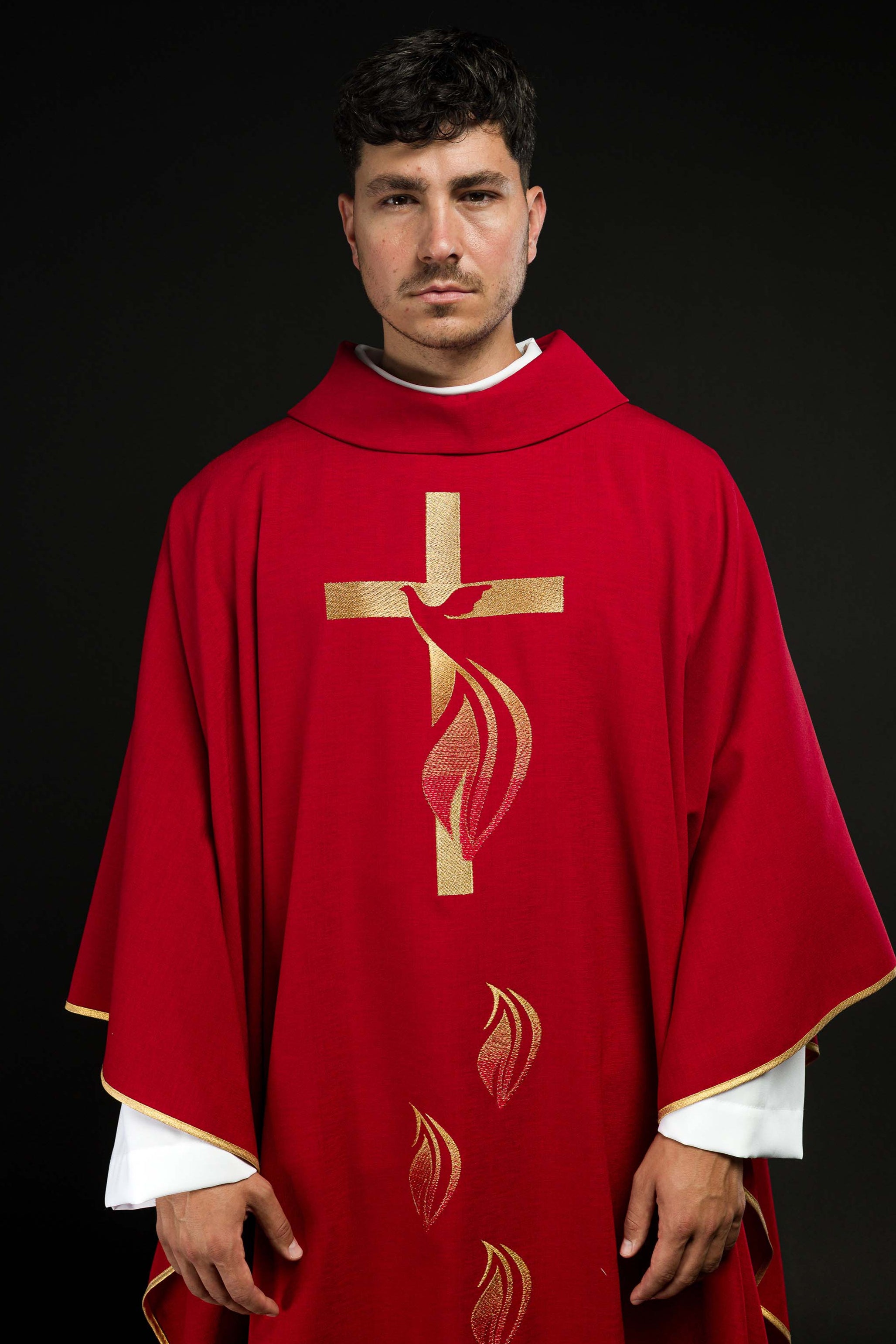 Chasuble rouge avec broderie du Saint-Esprit