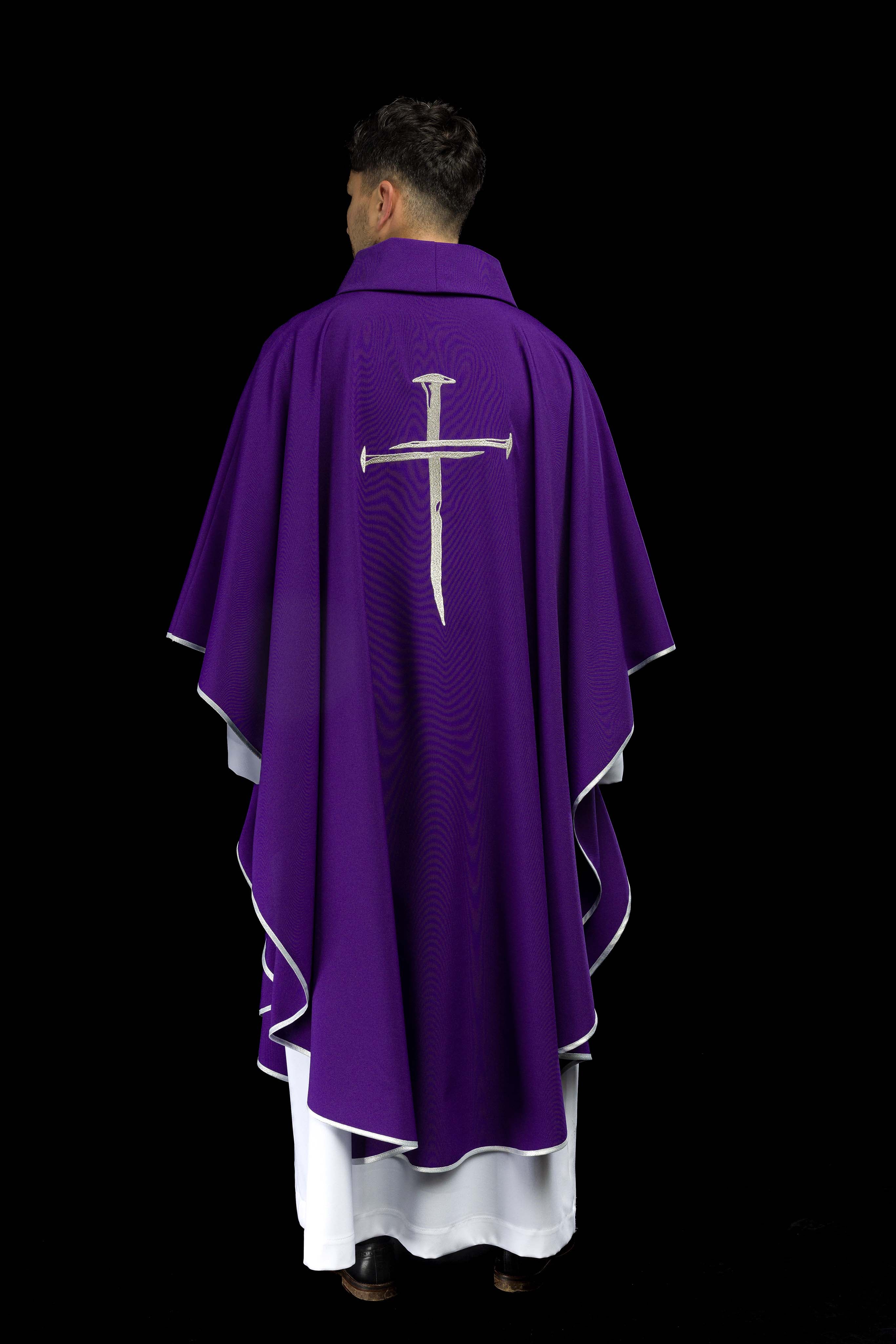 Chasuble violette avec croix