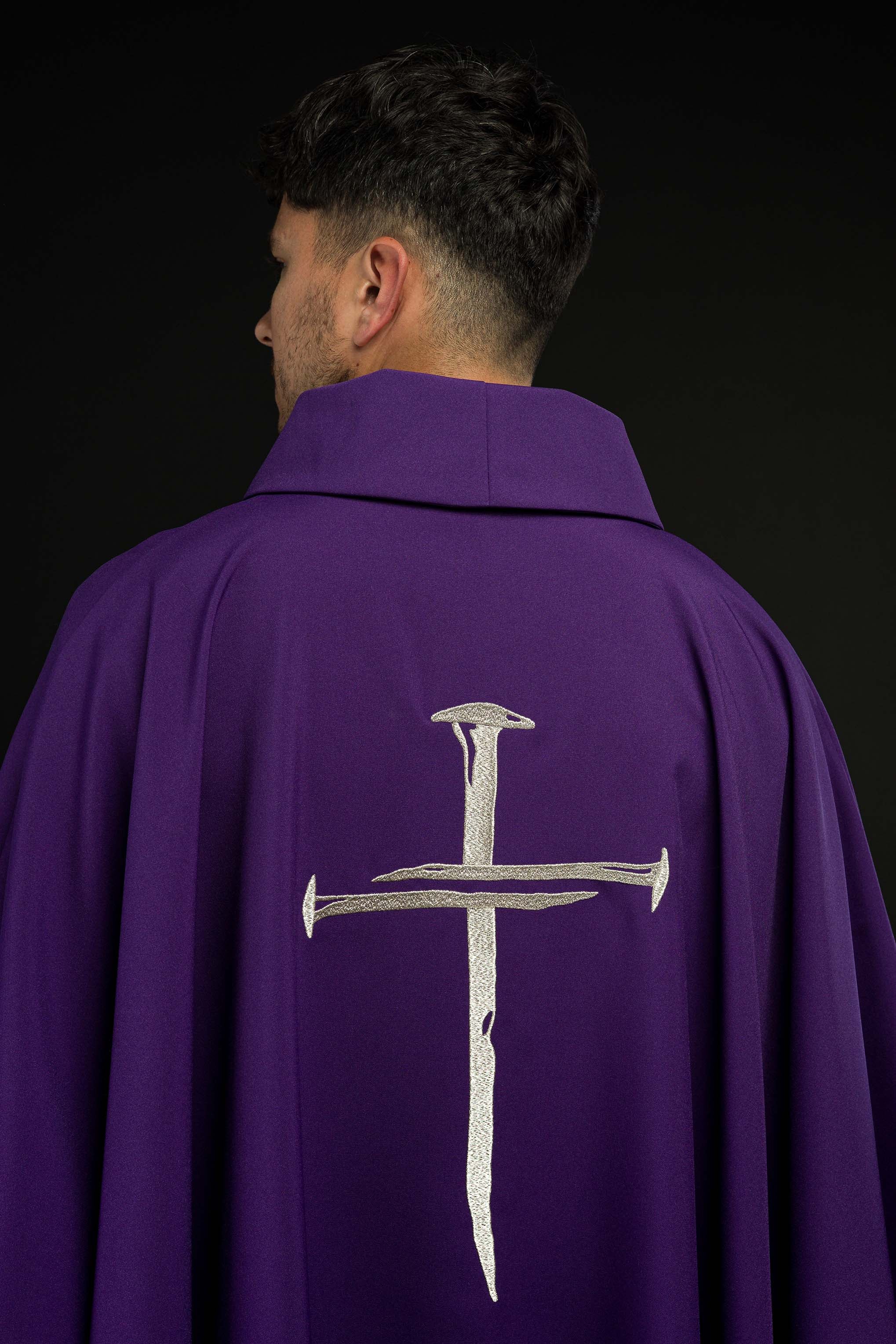 Chasuble violette avec croix