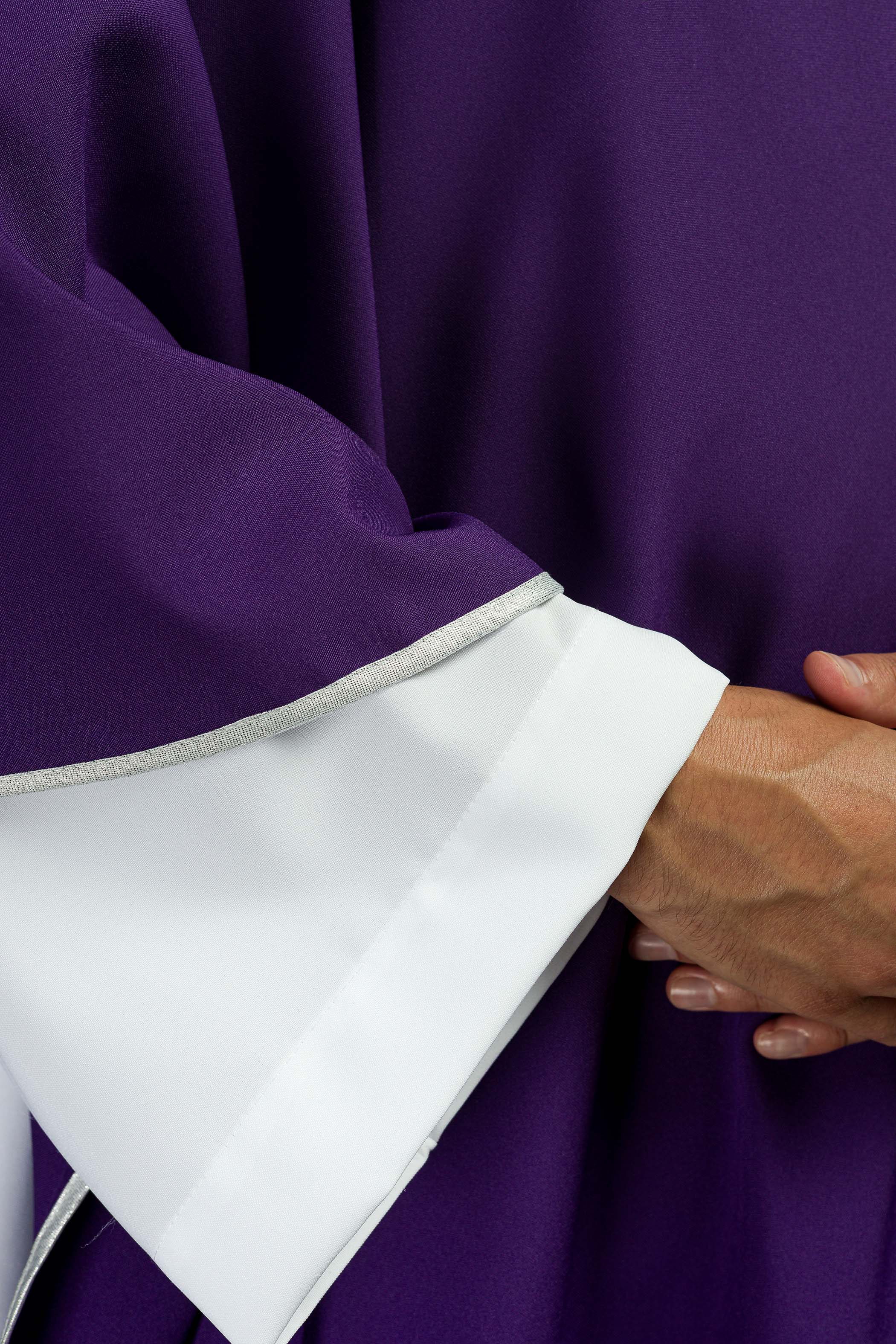 Chasuble violette avec croix