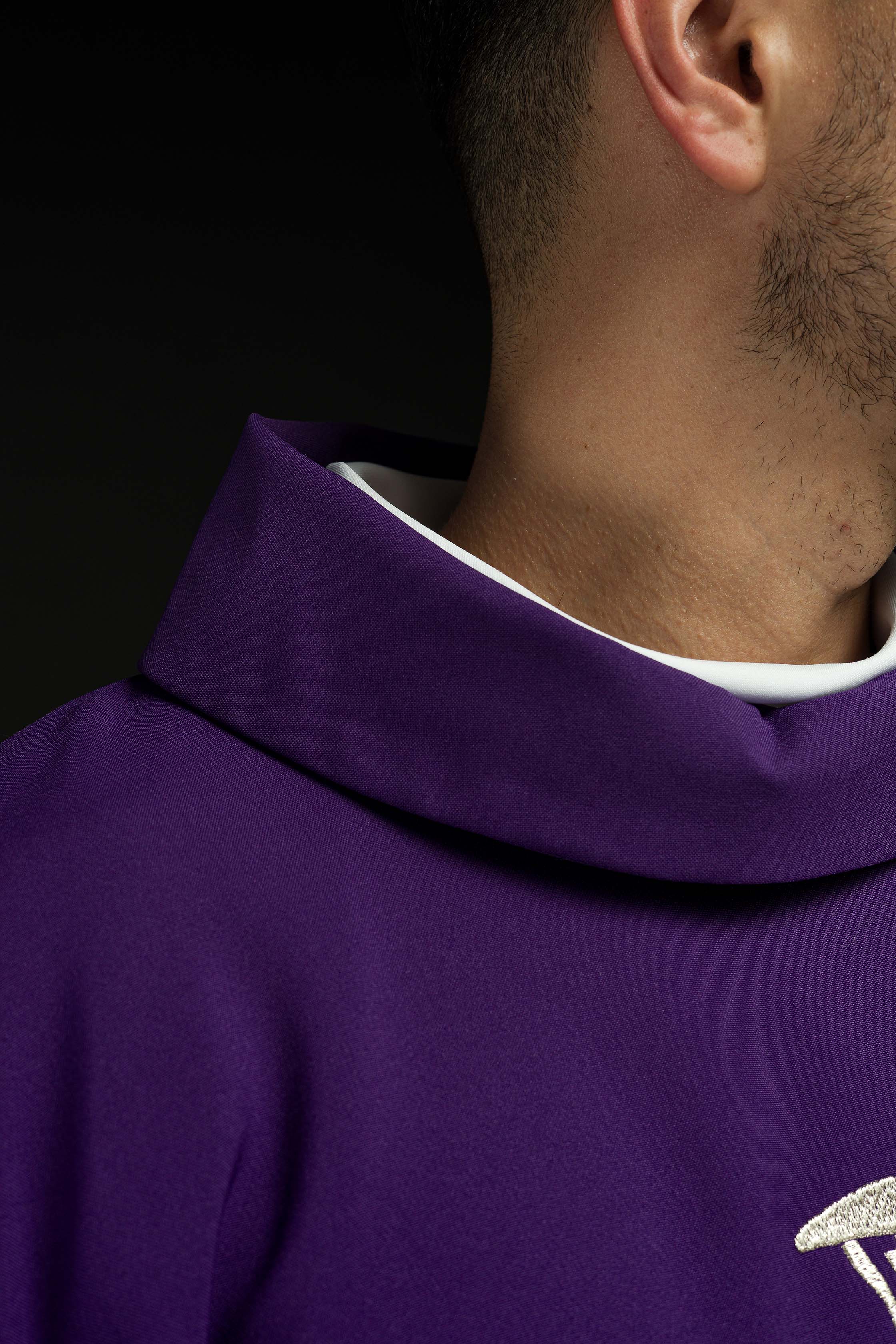 Chasuble violette avec croix