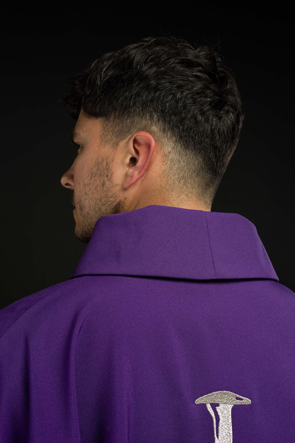 Chasuble violette avec croix