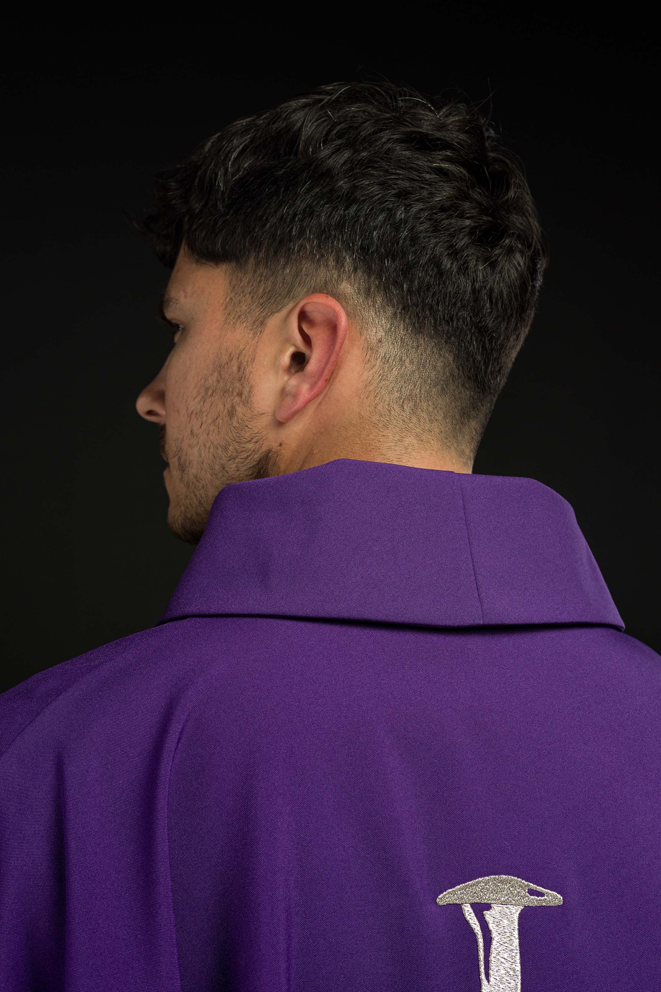 Chasuble violette avec croix
