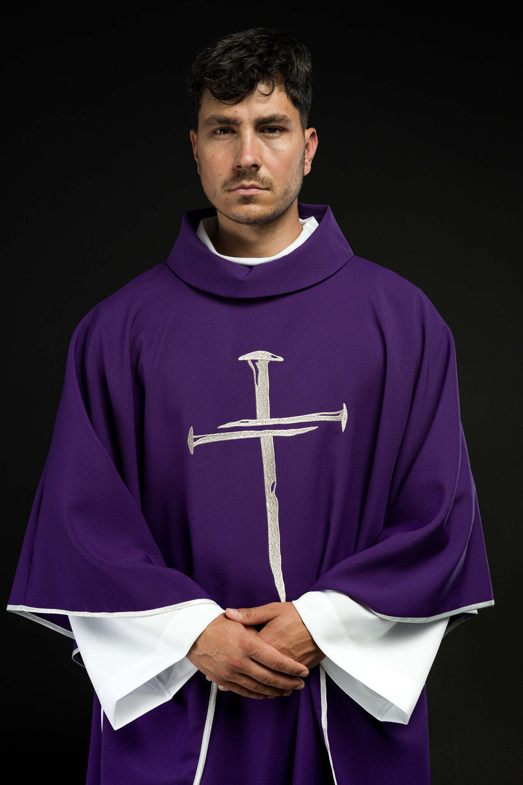 Chasuble violette avec croix