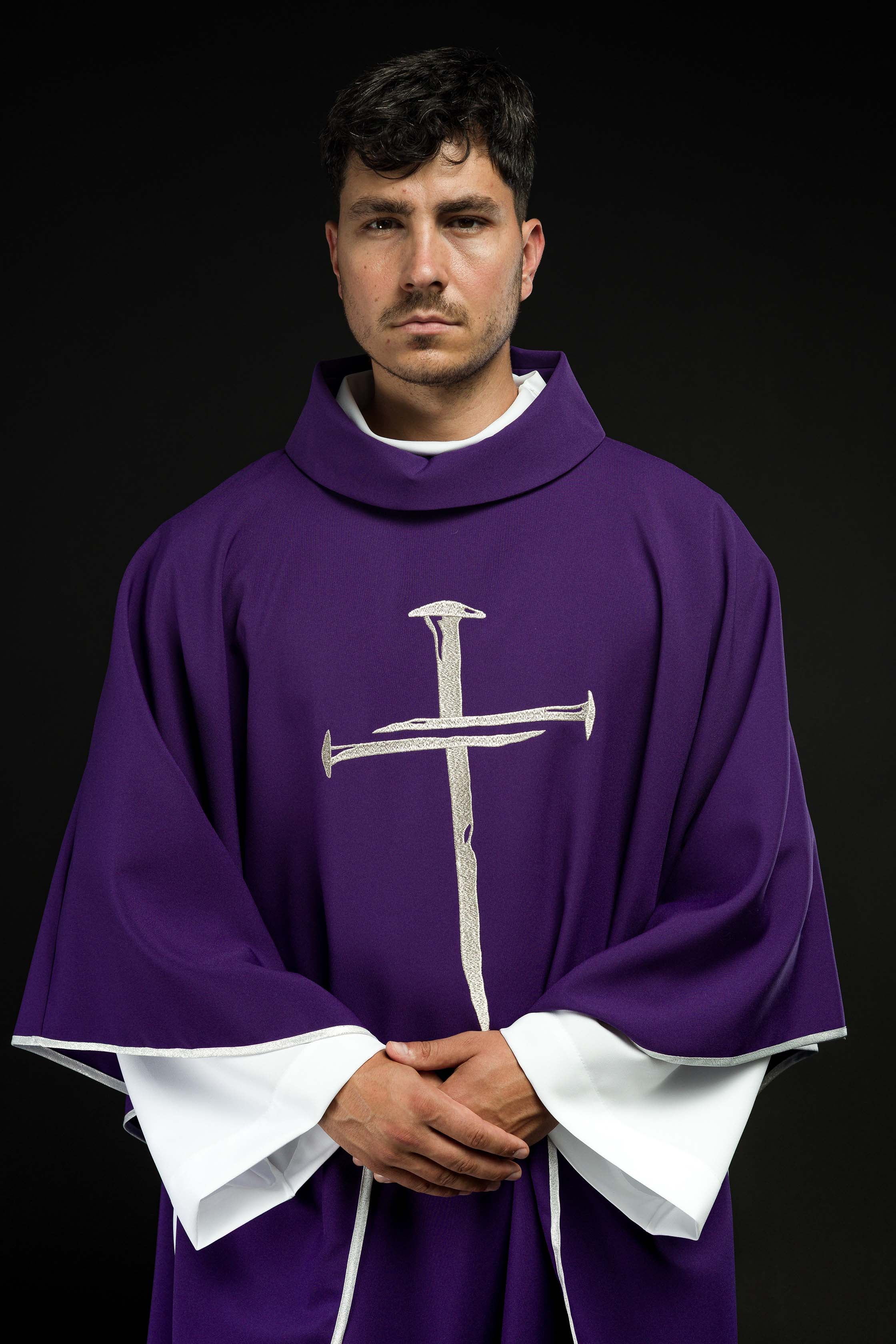 Chasuble violette avec croix