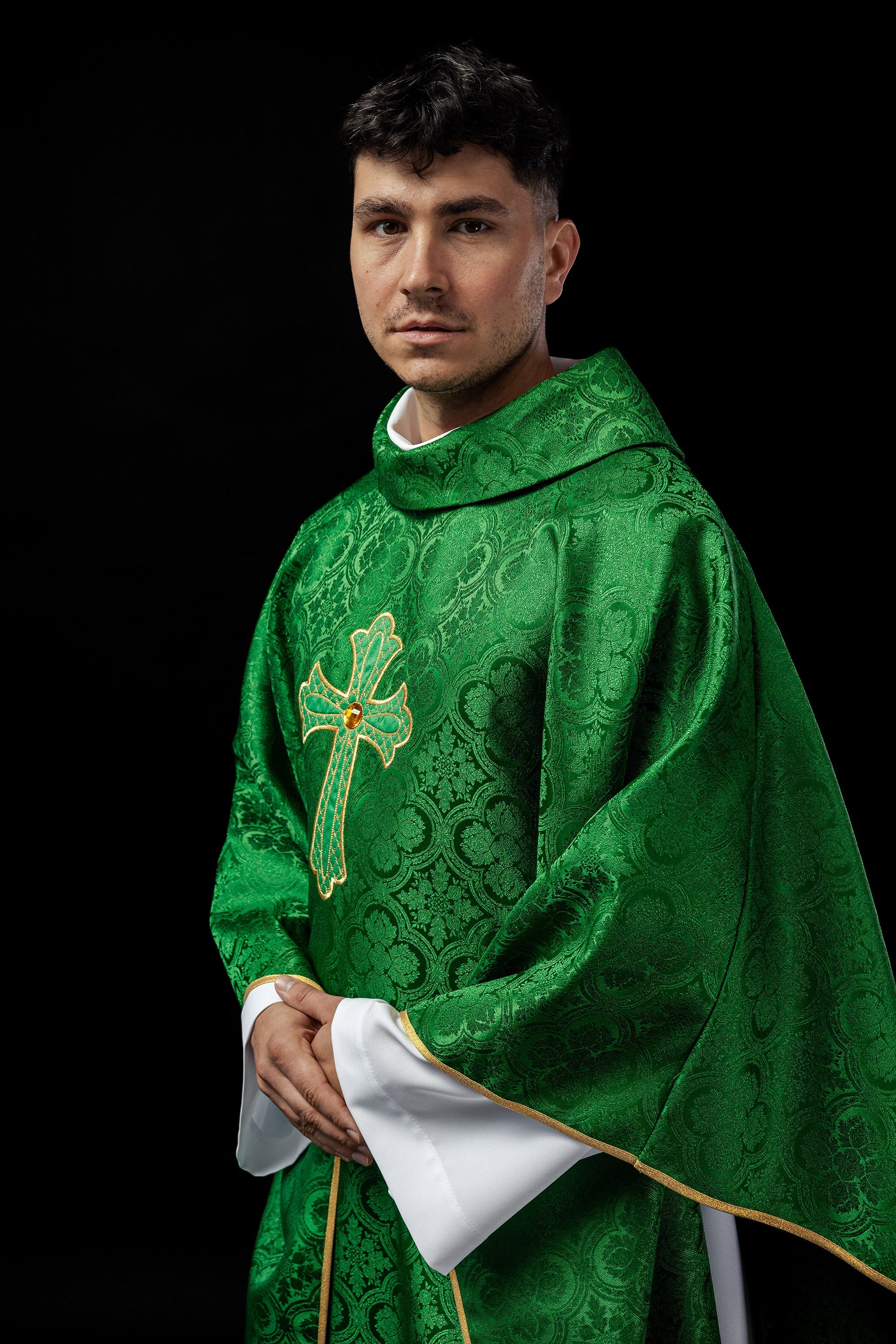 Chasuble verte brodée du symbole de la croix