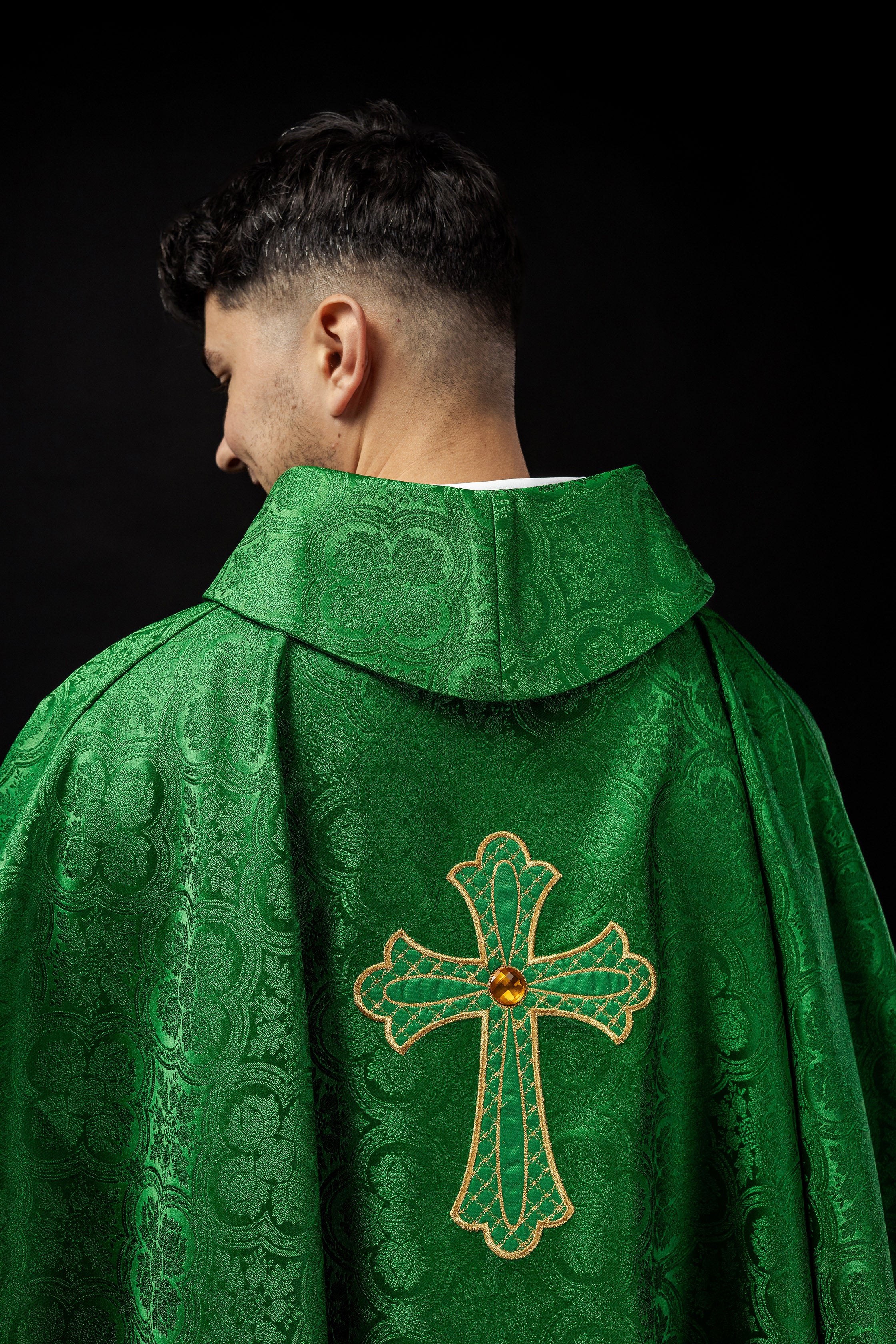 Chasuble verte brodée du symbole de la croix