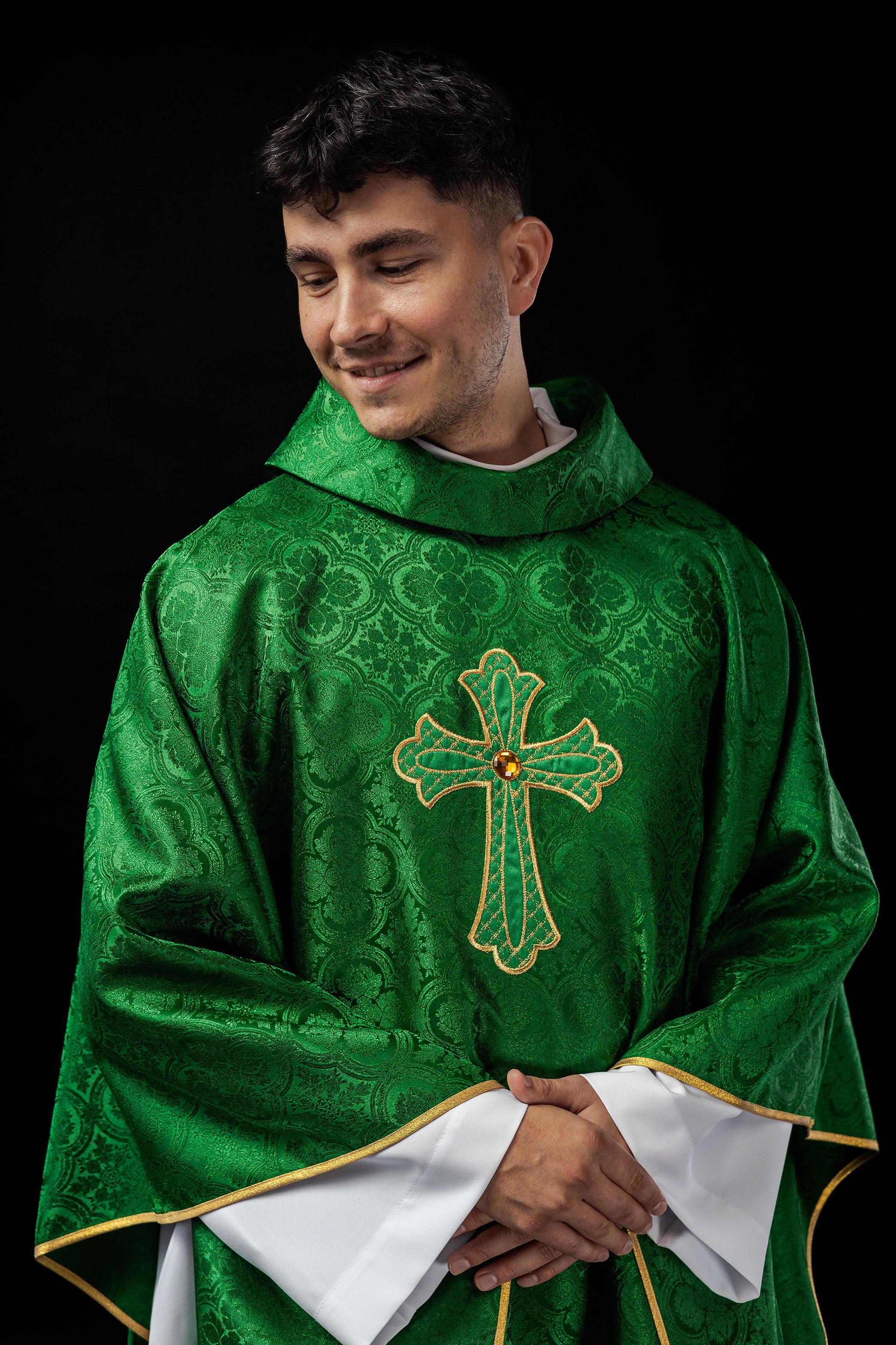 Chasuble verte brodée du symbole de la croix