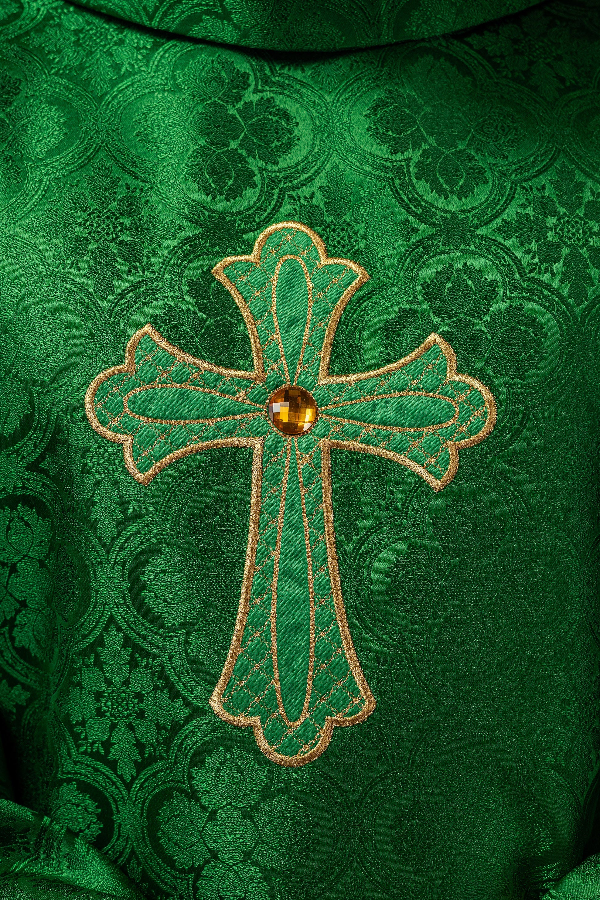 Chasuble verte brodée du symbole de la croix