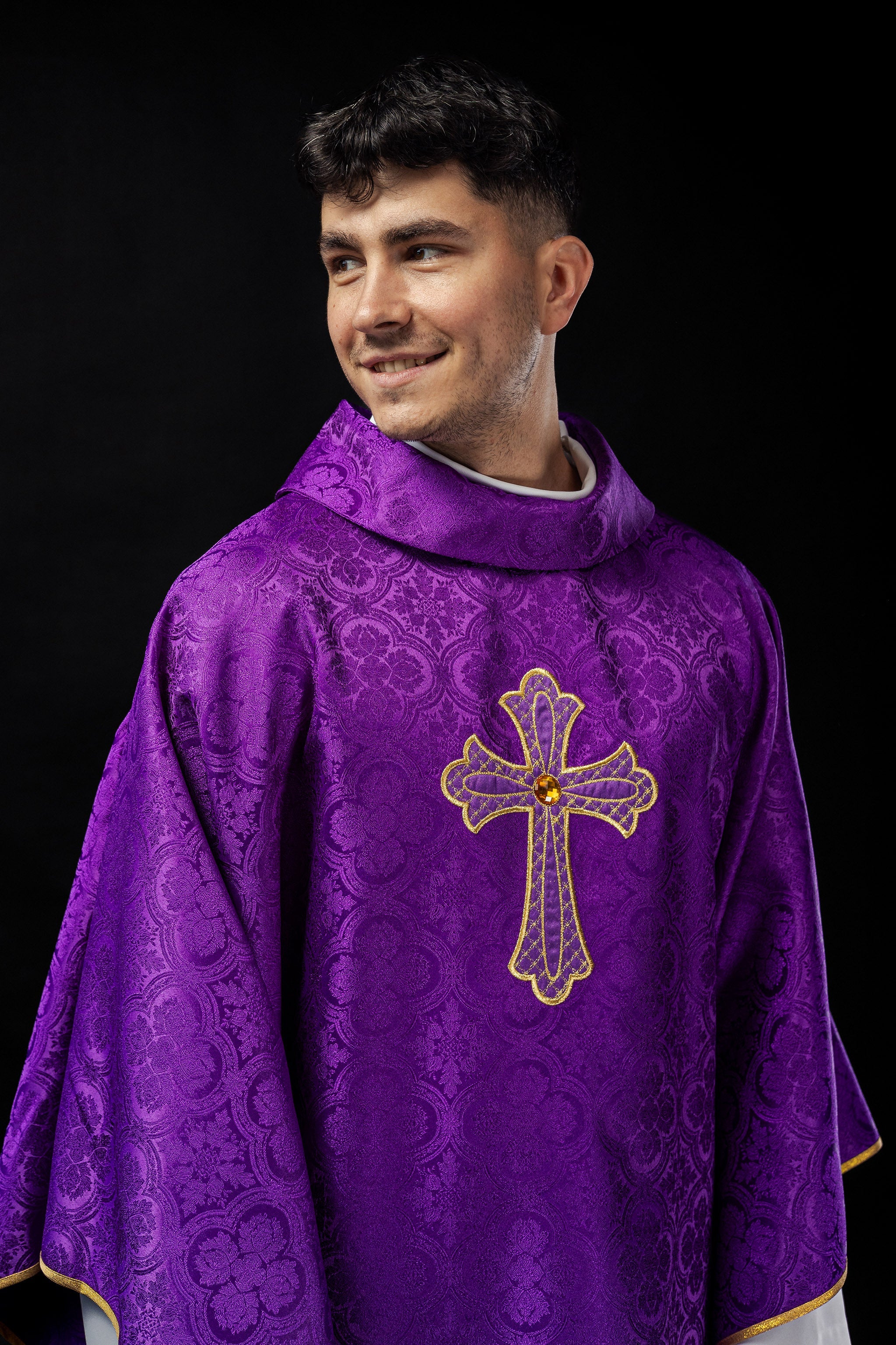 Violet Chasuble brodé du symbole de la croix