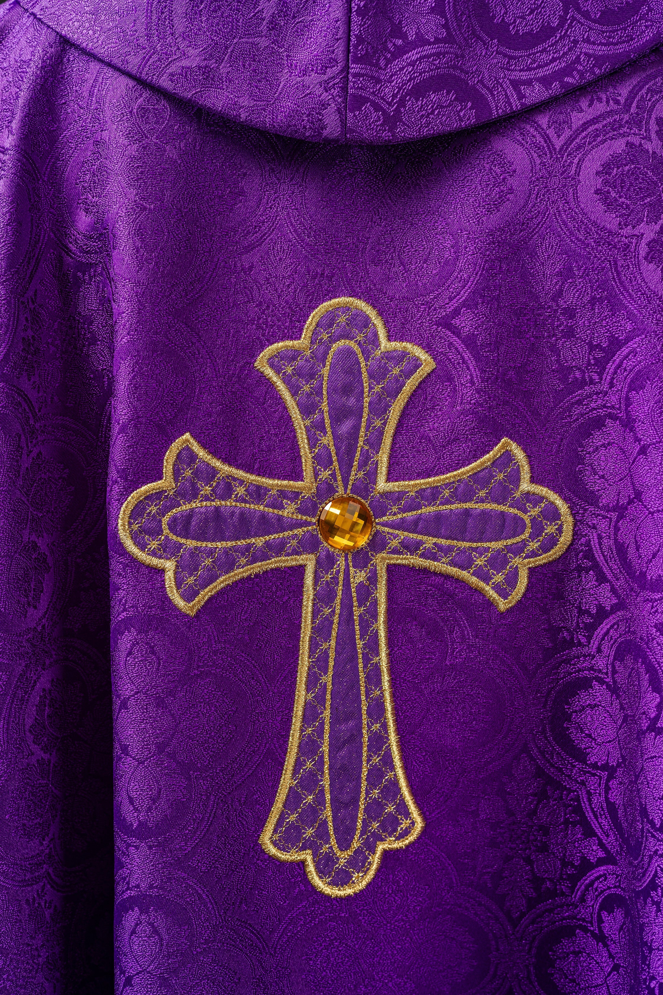 Violet Chasuble brodé du symbole de la croix