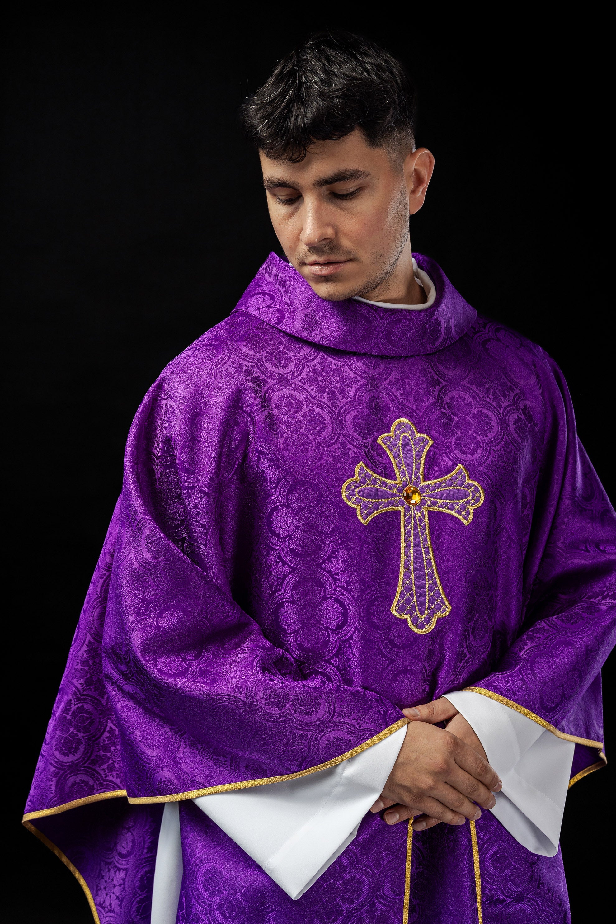 Violet Chasuble brodé du symbole de la croix