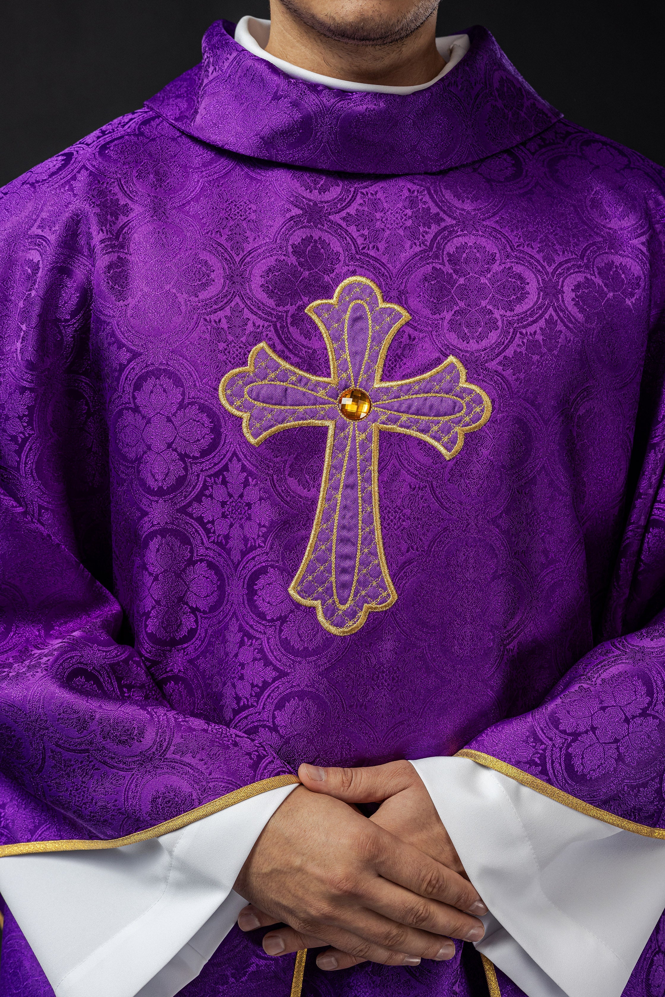 Violet Chasuble brodé du symbole de la croix