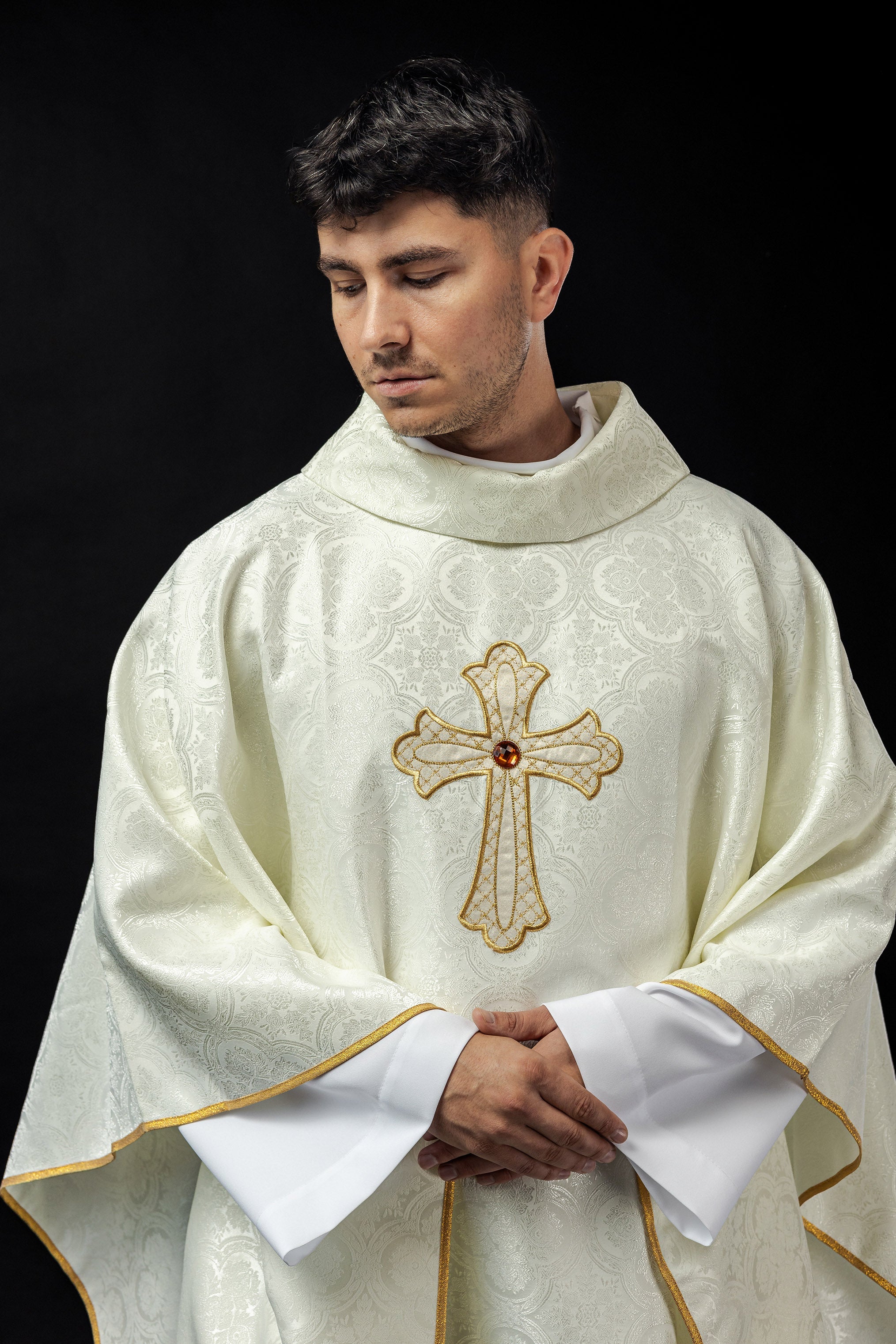 Chasuble écrue brodée du symbole de la croix