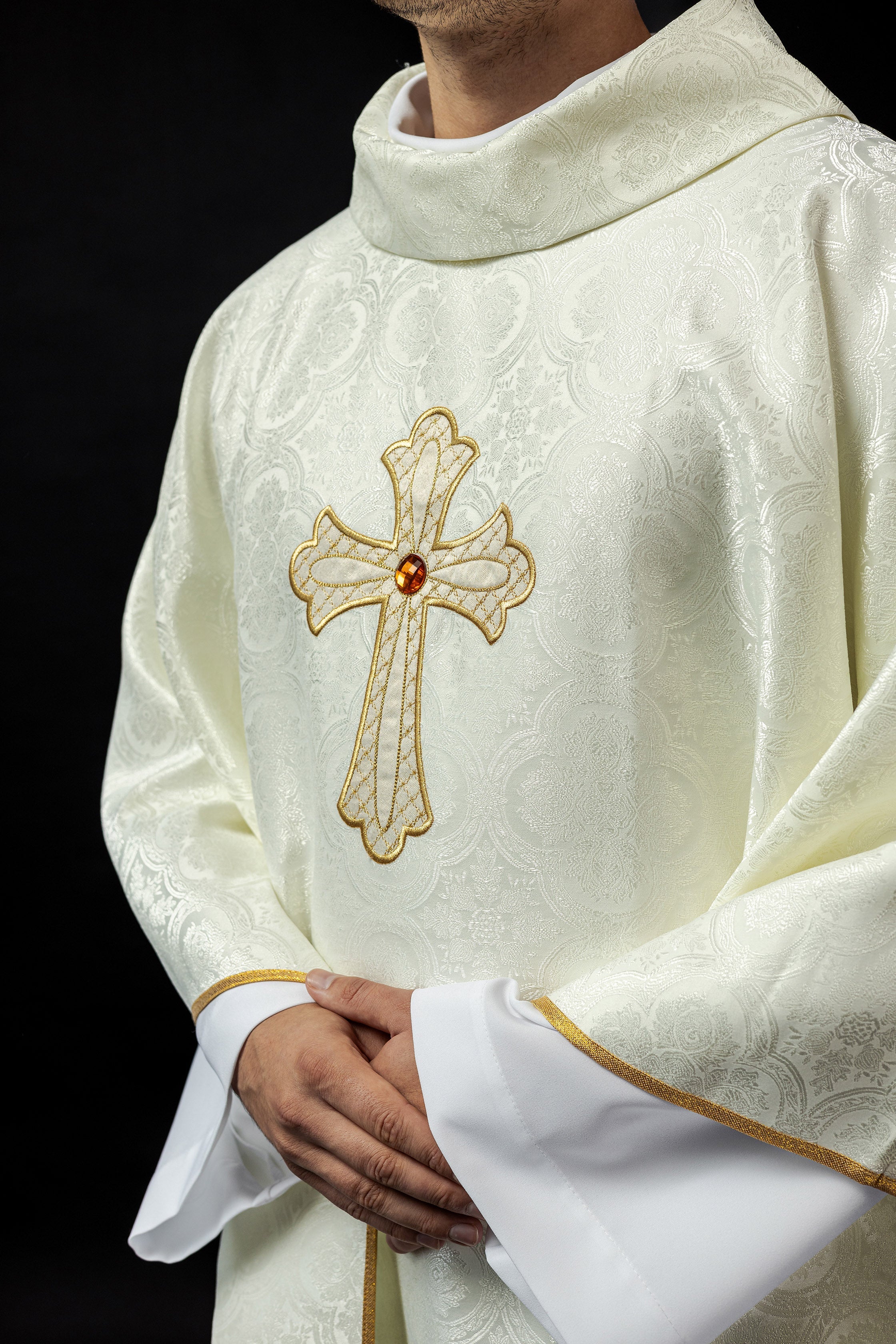 Chasuble écrue brodée du symbole de la croix