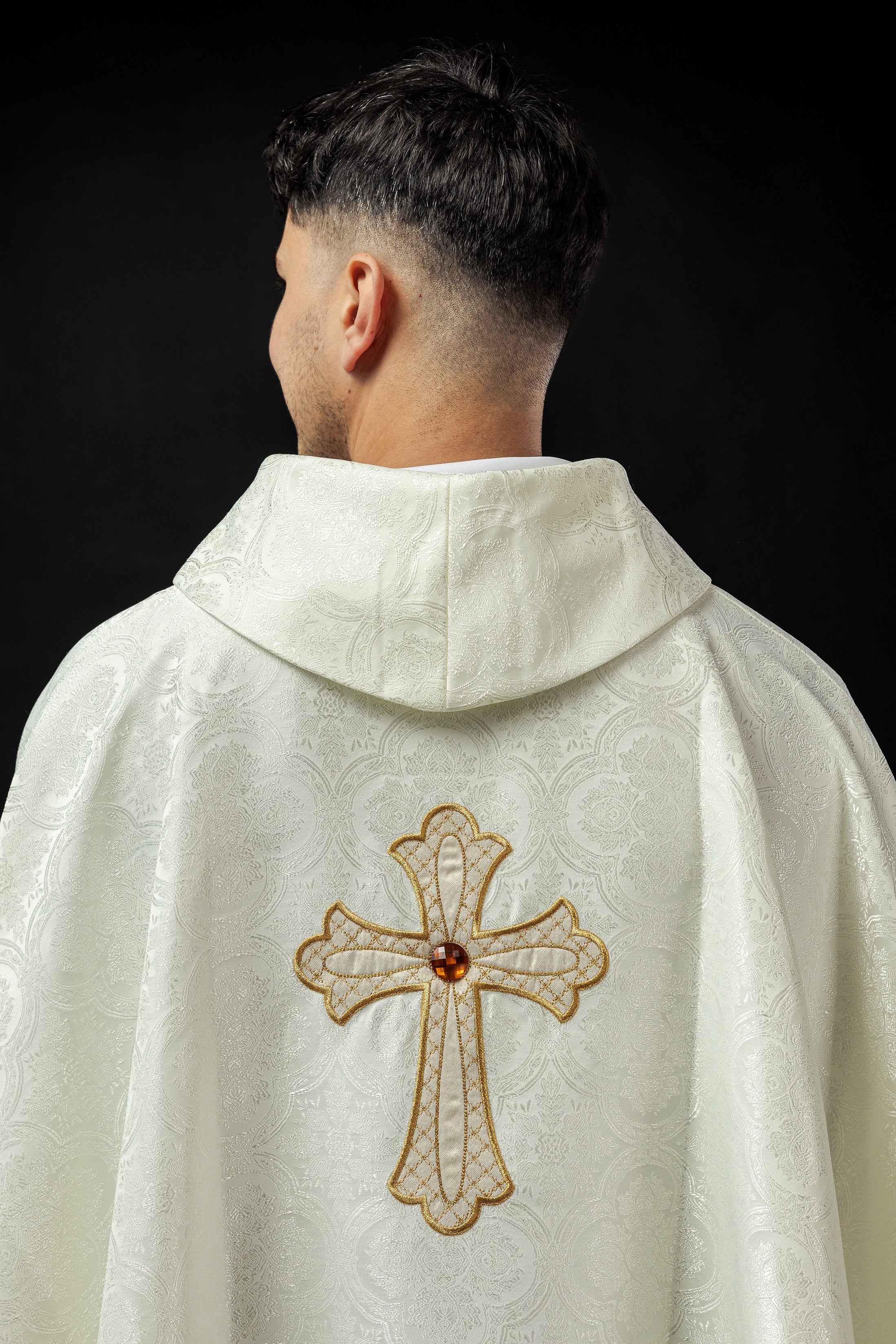 Chasuble écrue brodée du symbole de la croix