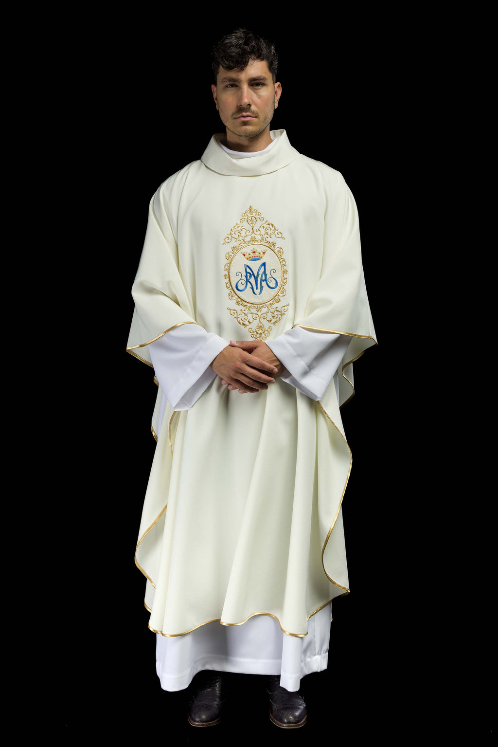 Chasuble avec motif marial entouré de broderies dorée