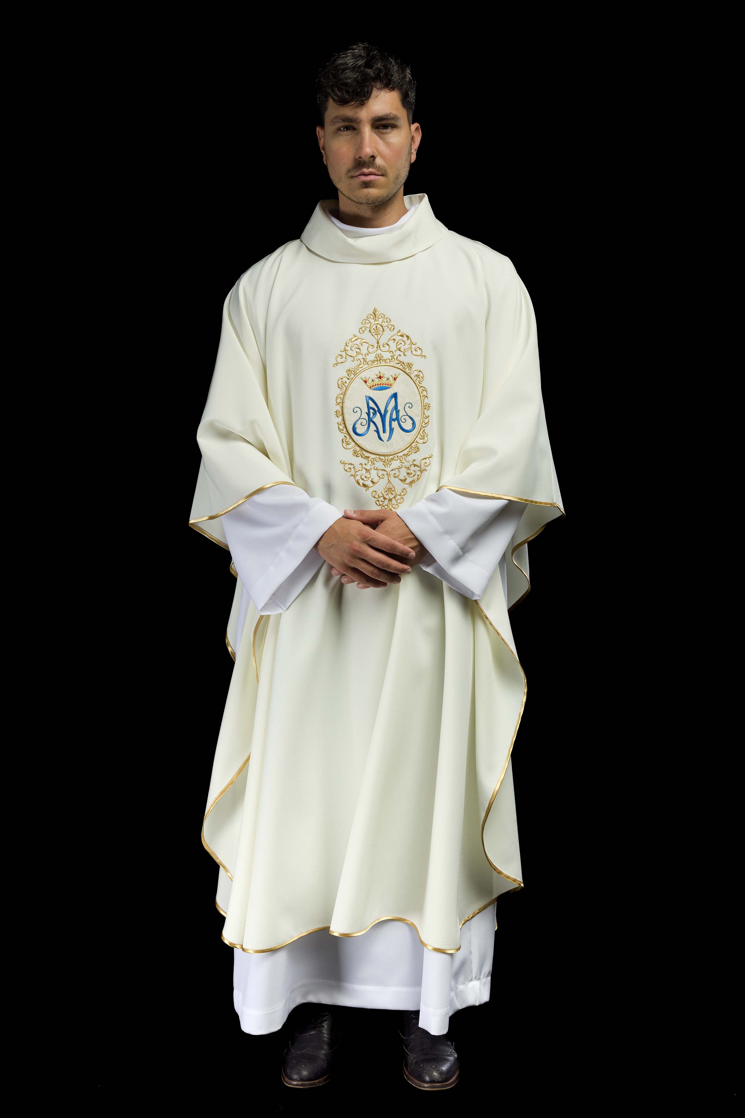 Chasuble avec motif marial entouré de broderies dorée