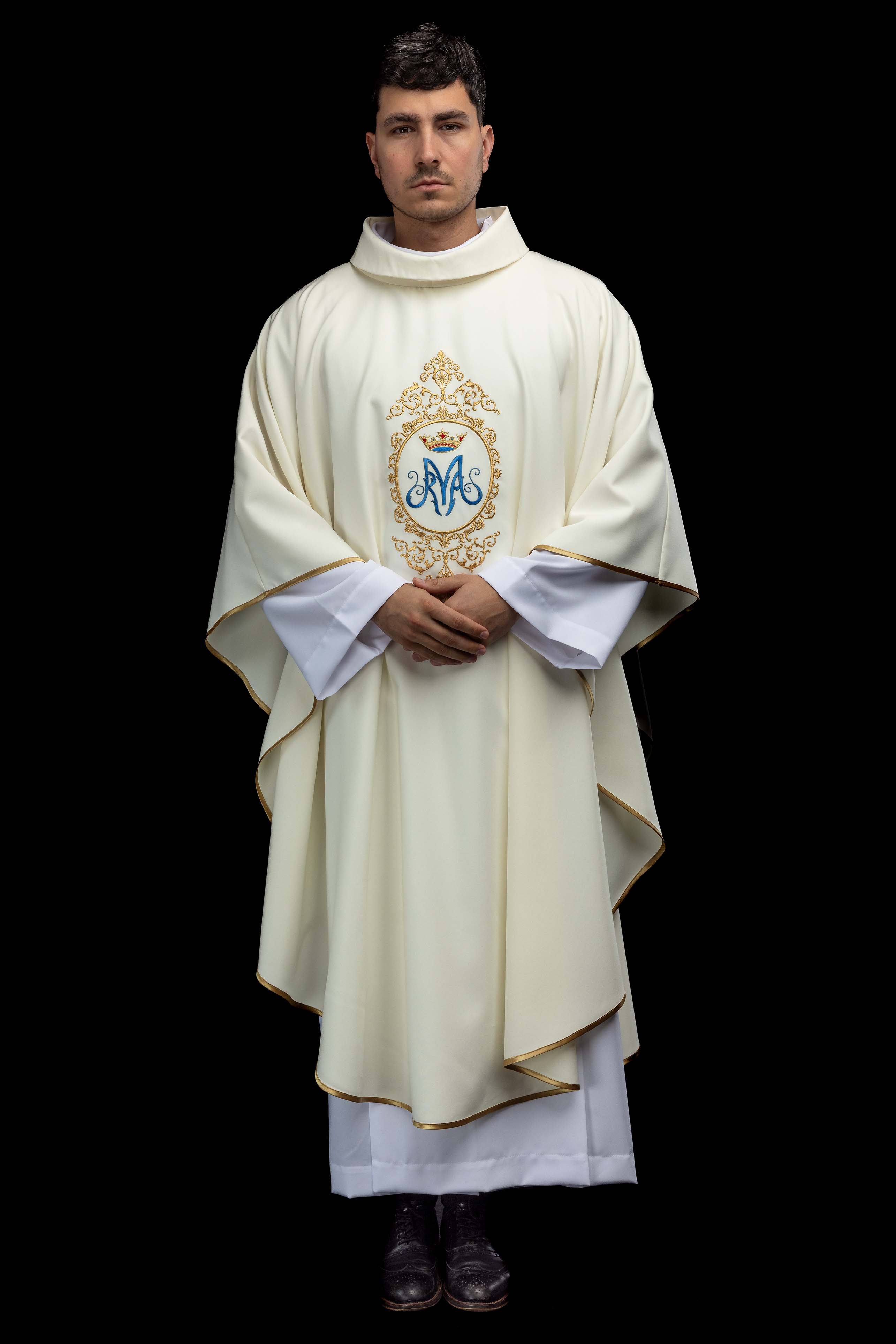 Chasuble avec motif marial entouré de broderies dorée