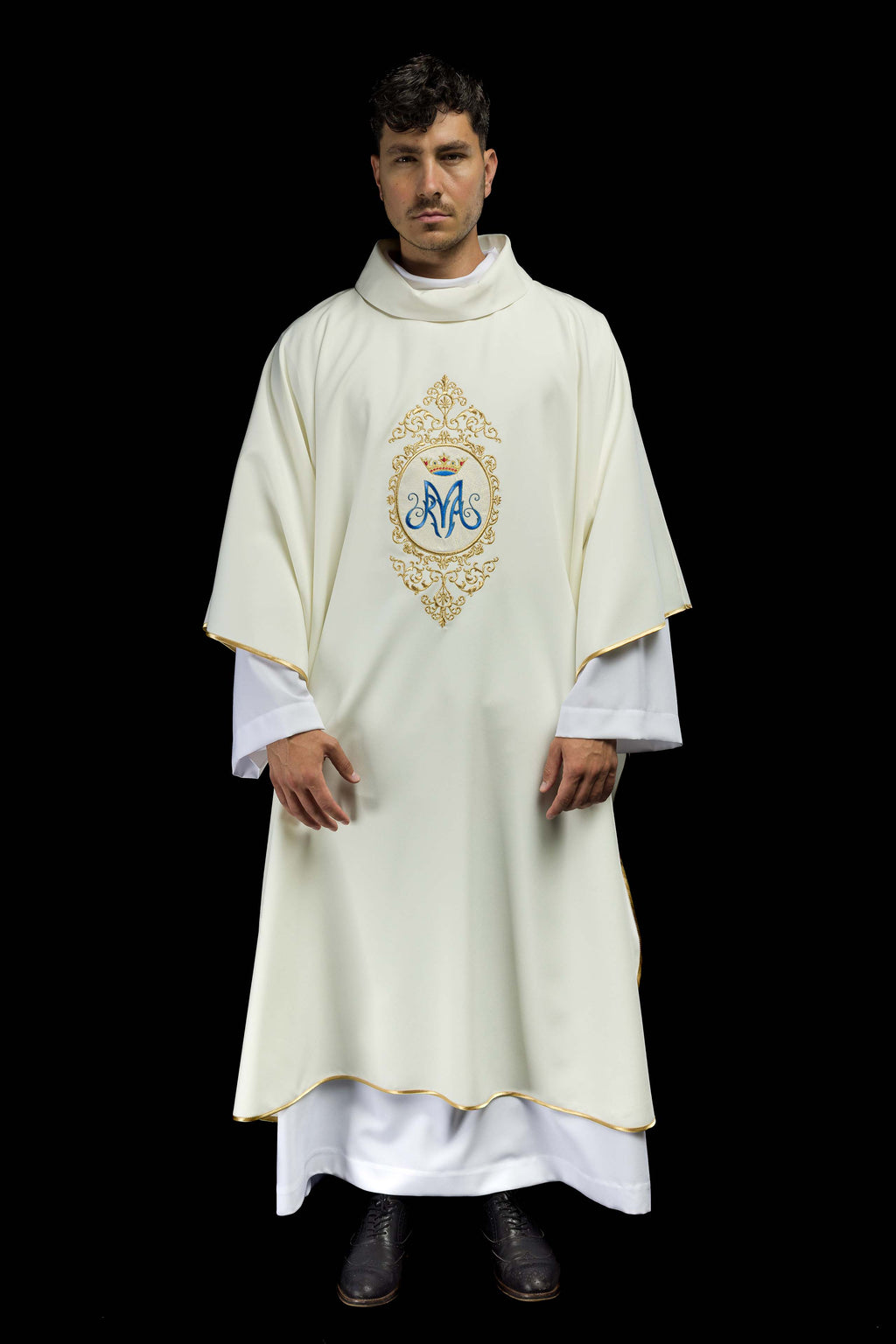 Chasuble avec motif marial entouré de broderies dorée