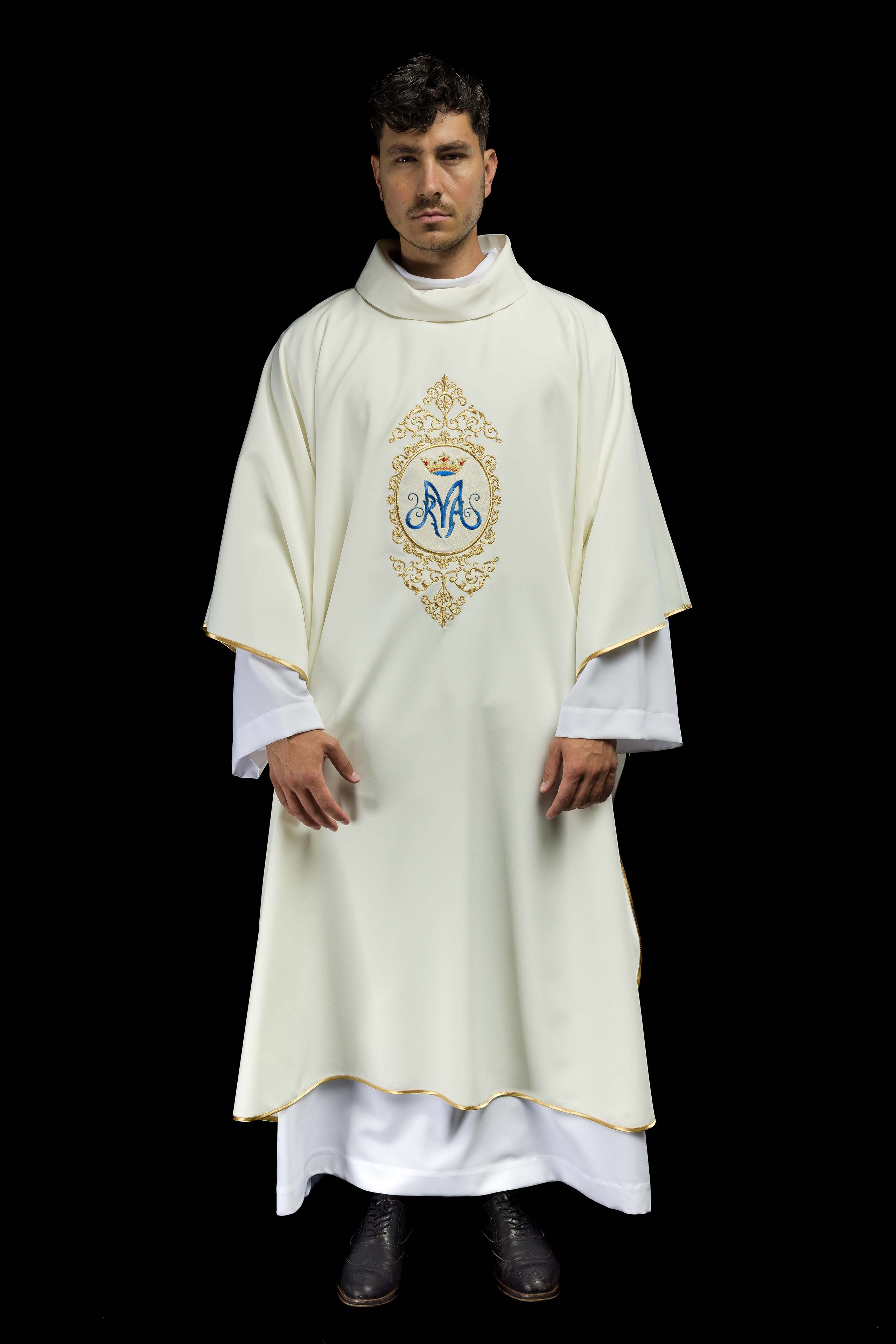Chasuble avec motif marial entouré de broderies dorée