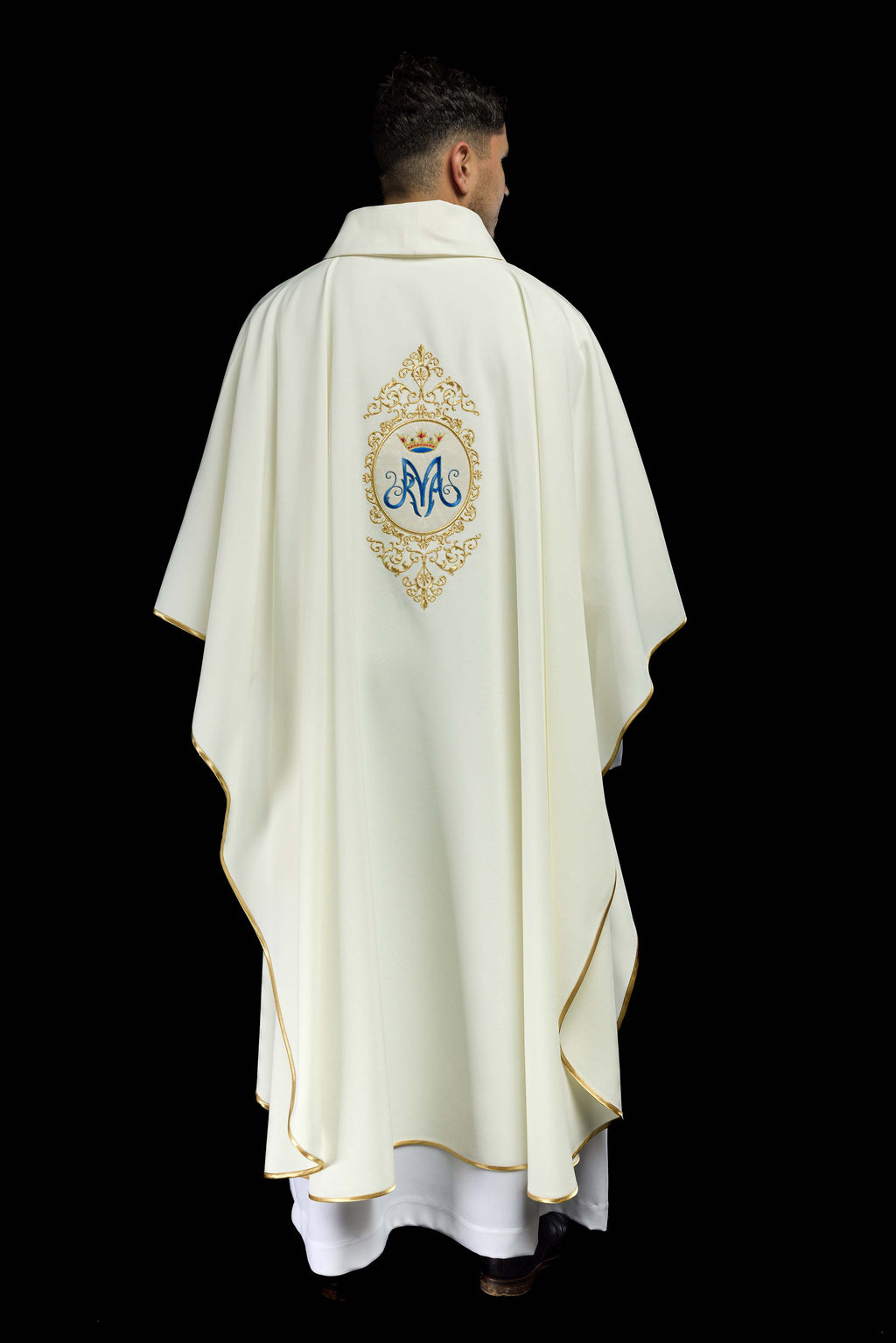 Chasuble avec motif marial entouré de broderies dorée