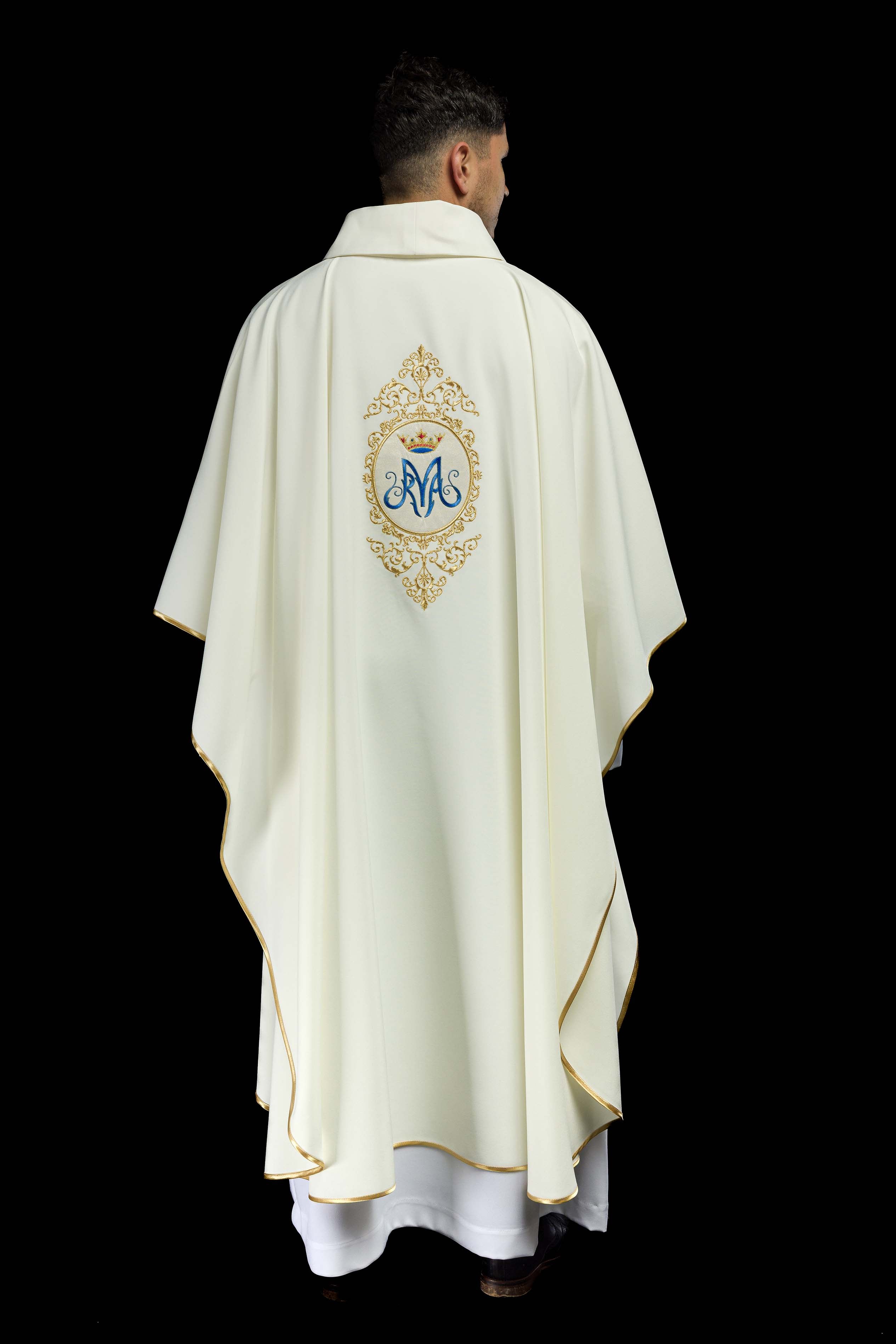 Chasuble avec motif marial entouré de broderies dorée