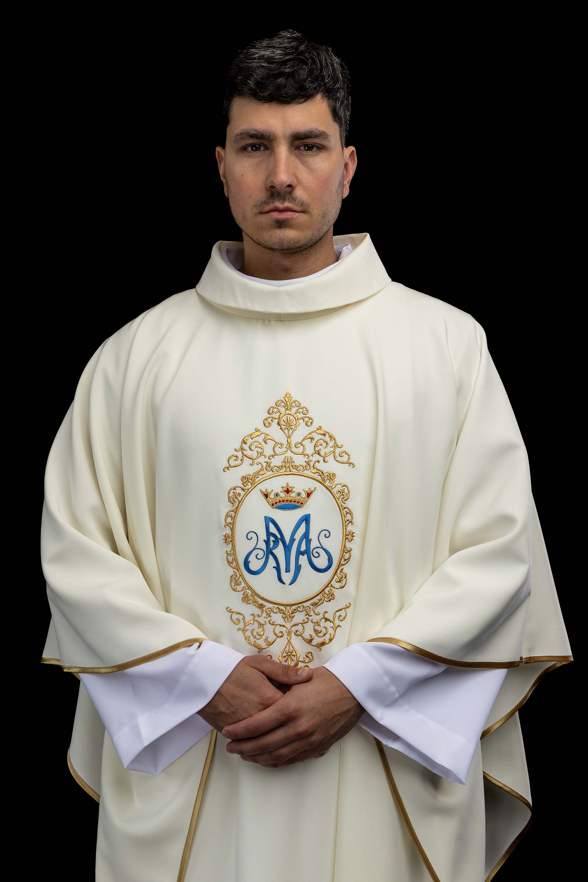 Chasuble avec motif marial entouré de broderies dorée