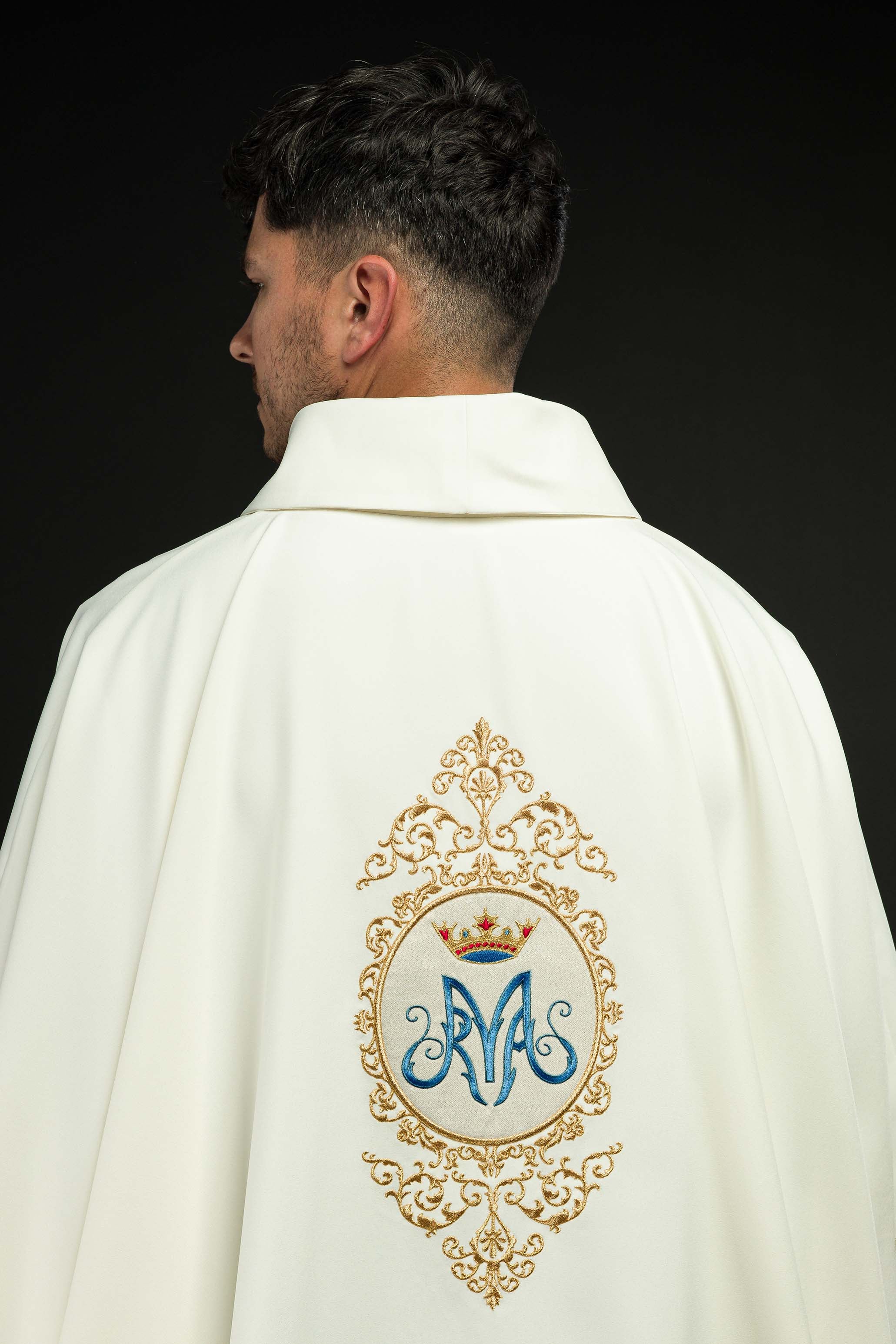 Chasuble avec motif marial entouré de broderies dorée