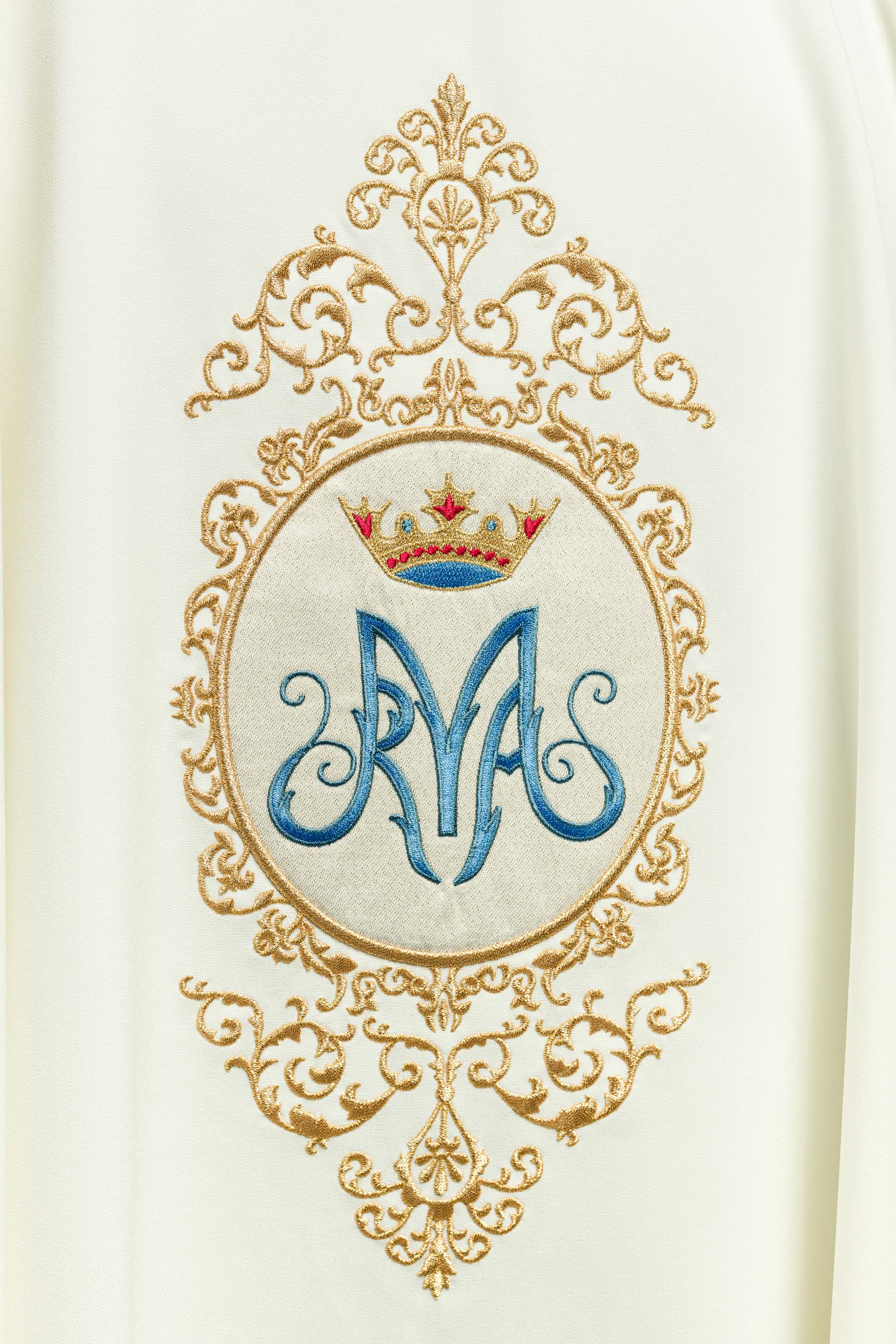 Chasuble avec motif marial entouré de broderies dorée