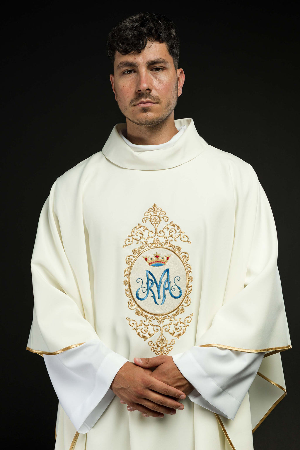 Chasuble avec motif marial entouré de broderies dorée