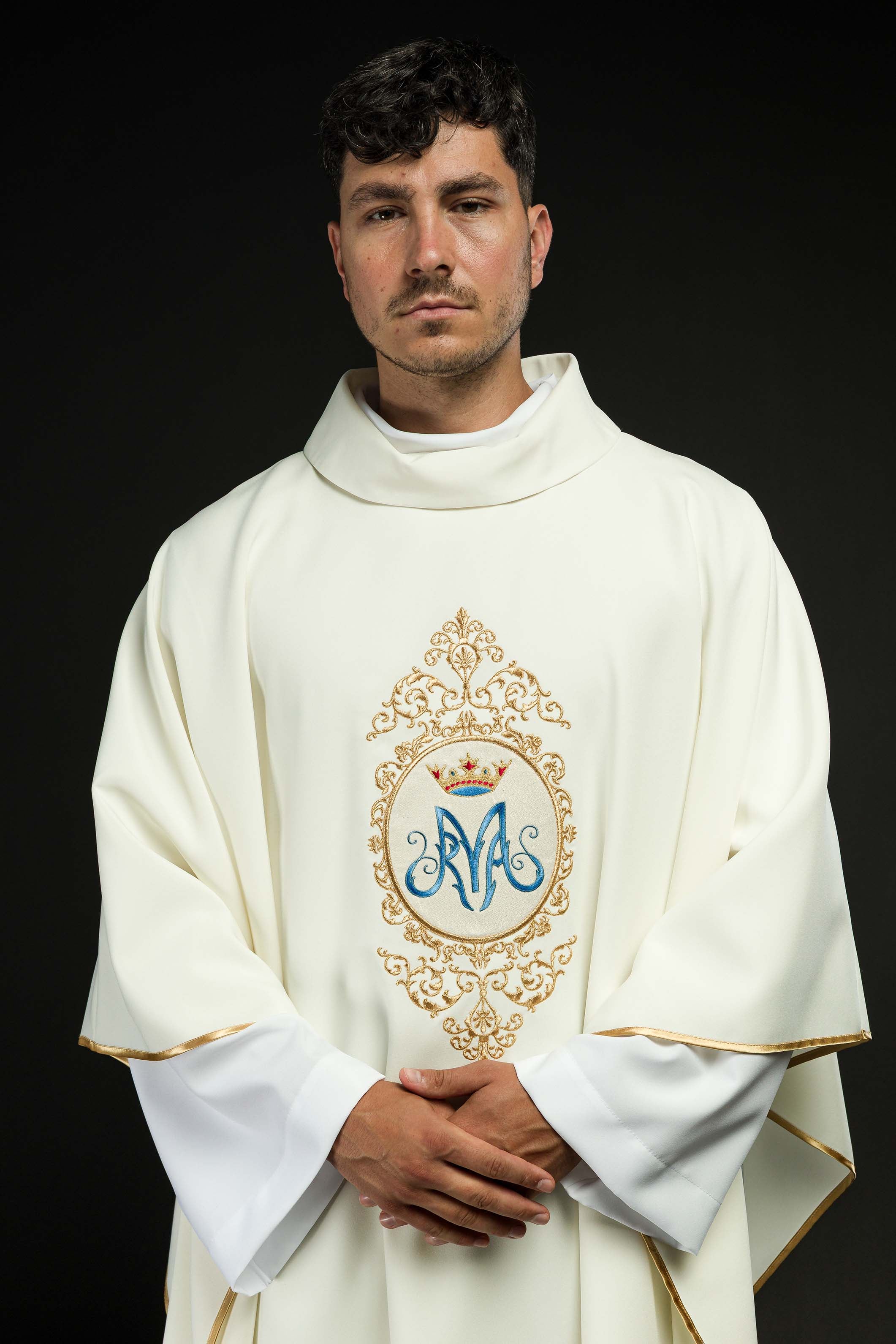 Chasuble avec motif marial entouré de broderies dorée