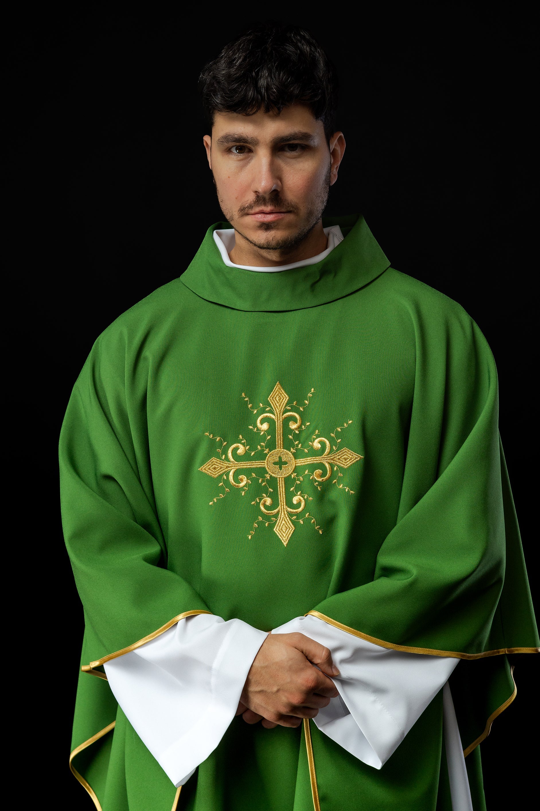 Chasuble verte brodée d'un motif de croix