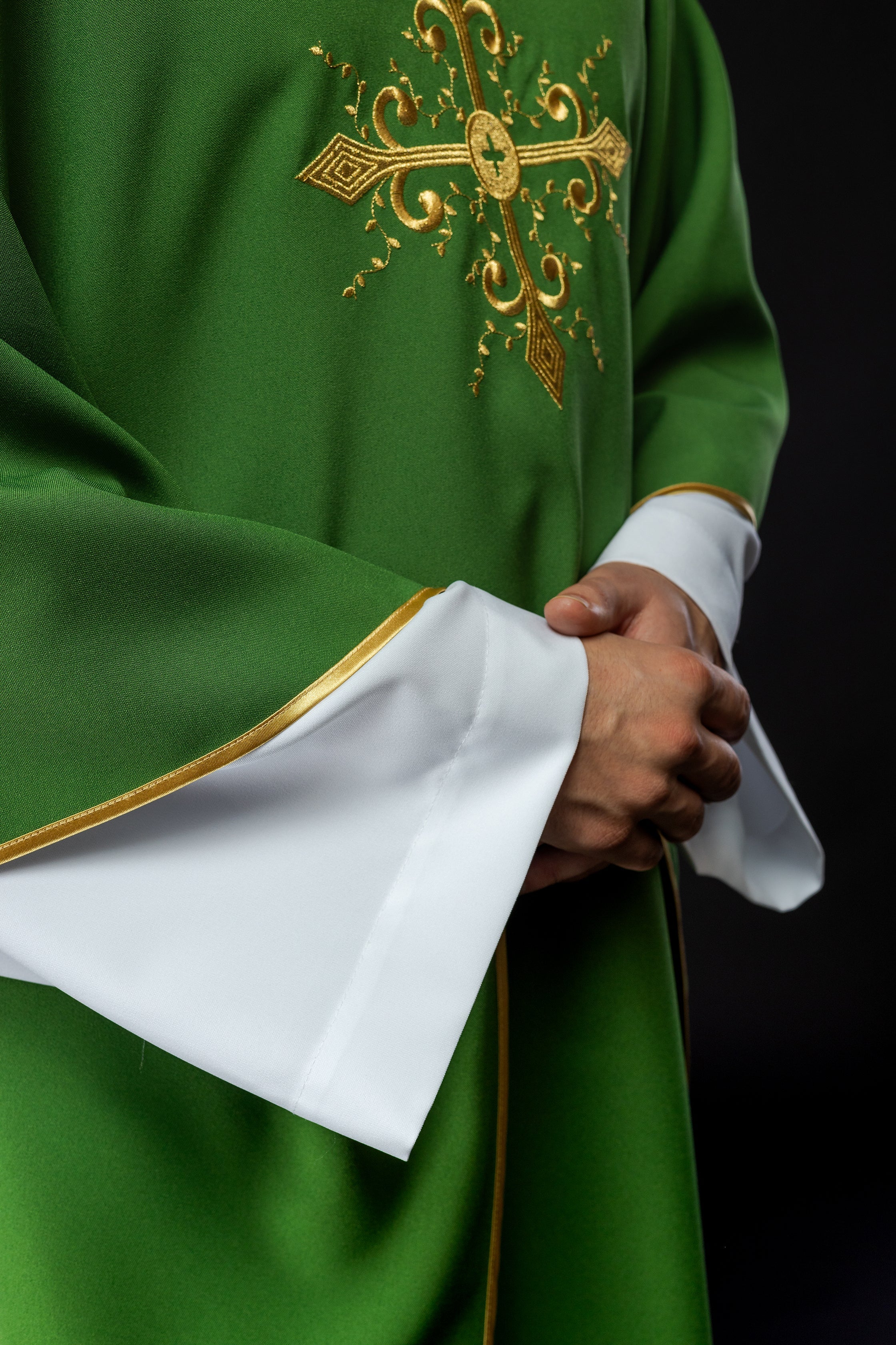 Chasuble verte brodée d'un motif de croix