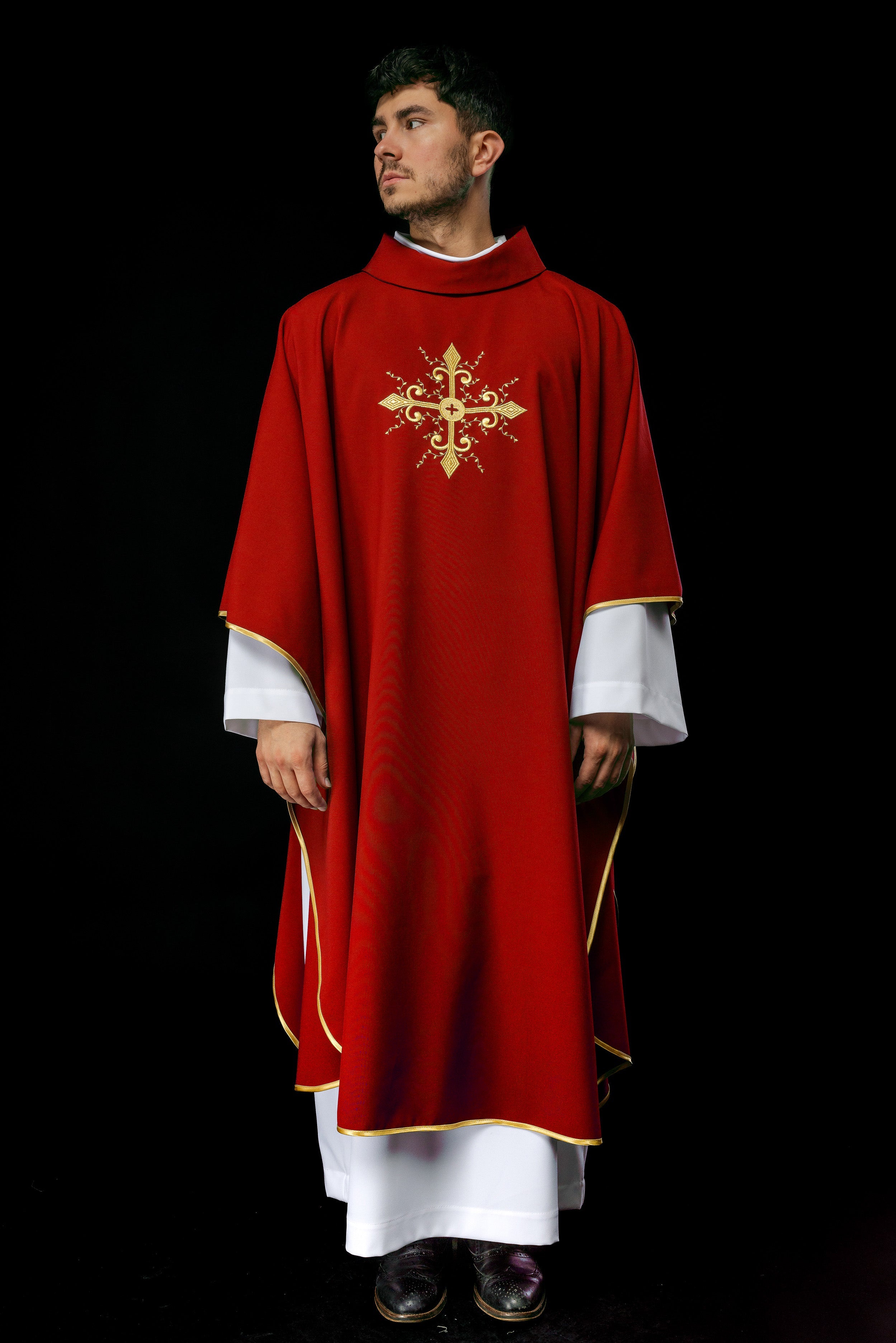 Chasuble rouge brodée d'un motif de croix