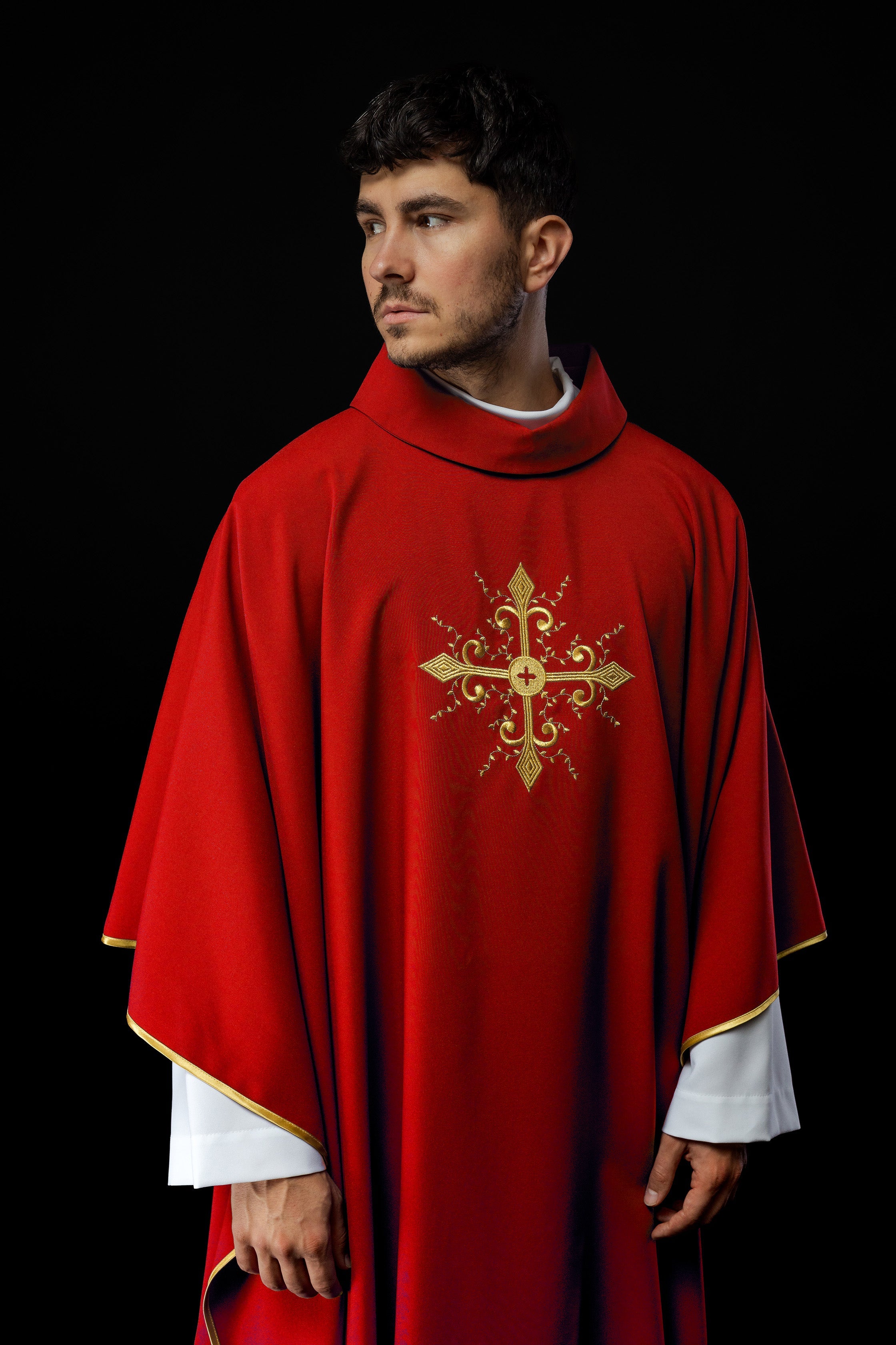 Chasuble rouge brodée d'un motif de croix