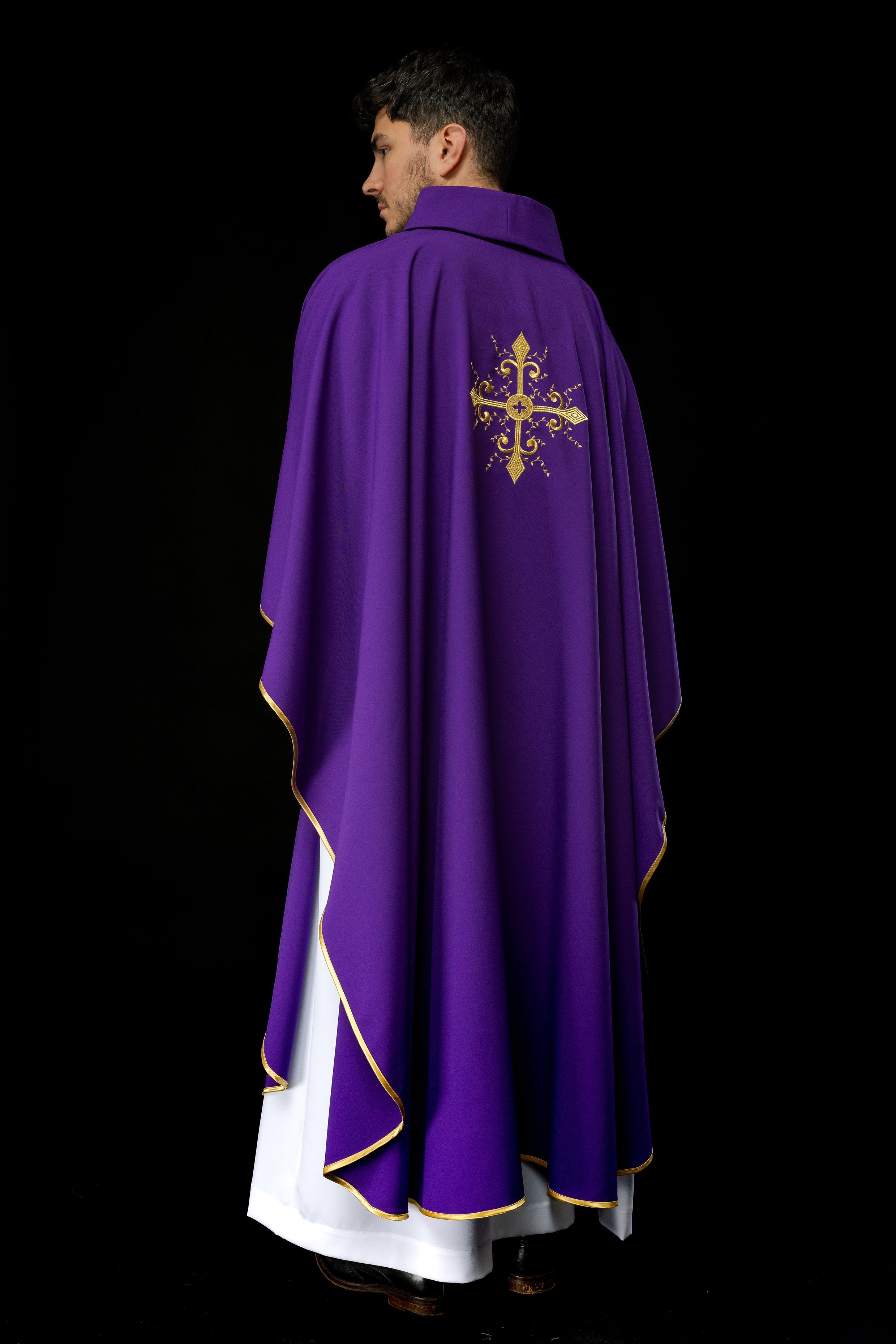 Chasuble violette brodée d'un motif de croix